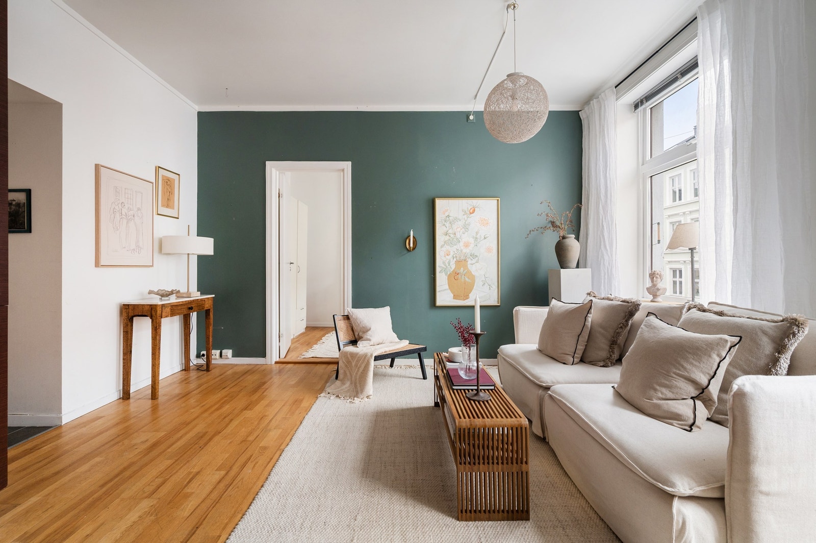 Overflatene er holdt i tidsriktige nyanser, med 3-stavs parkett på gulvet i stue og kjøkken. Galleribilde