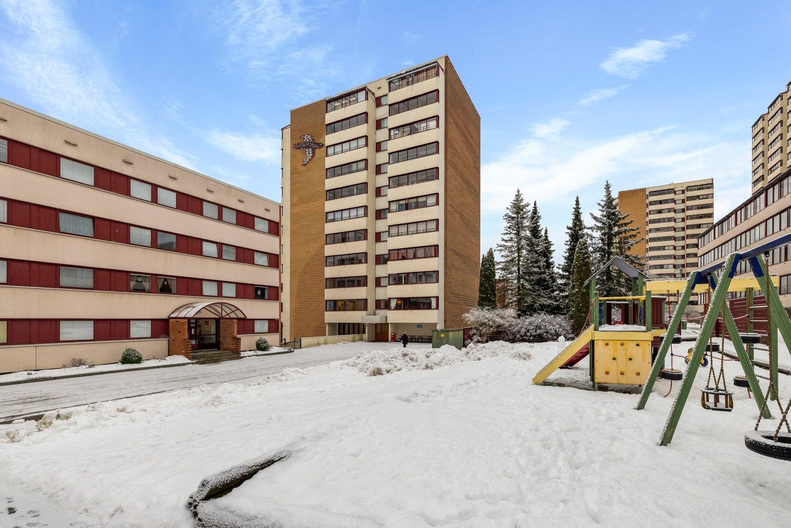 Fellesområdet i borettslaget er opparbeidet med trær, store grøntarealer, asfalterte internveier og lekeapparater Galleribilde