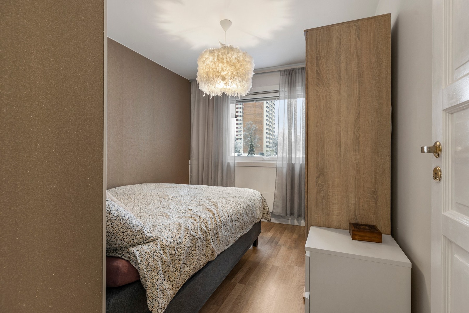 Det romslige soverommet er utstyrt med et stort vindu som slipper inn godt med dagslys Galleribilde