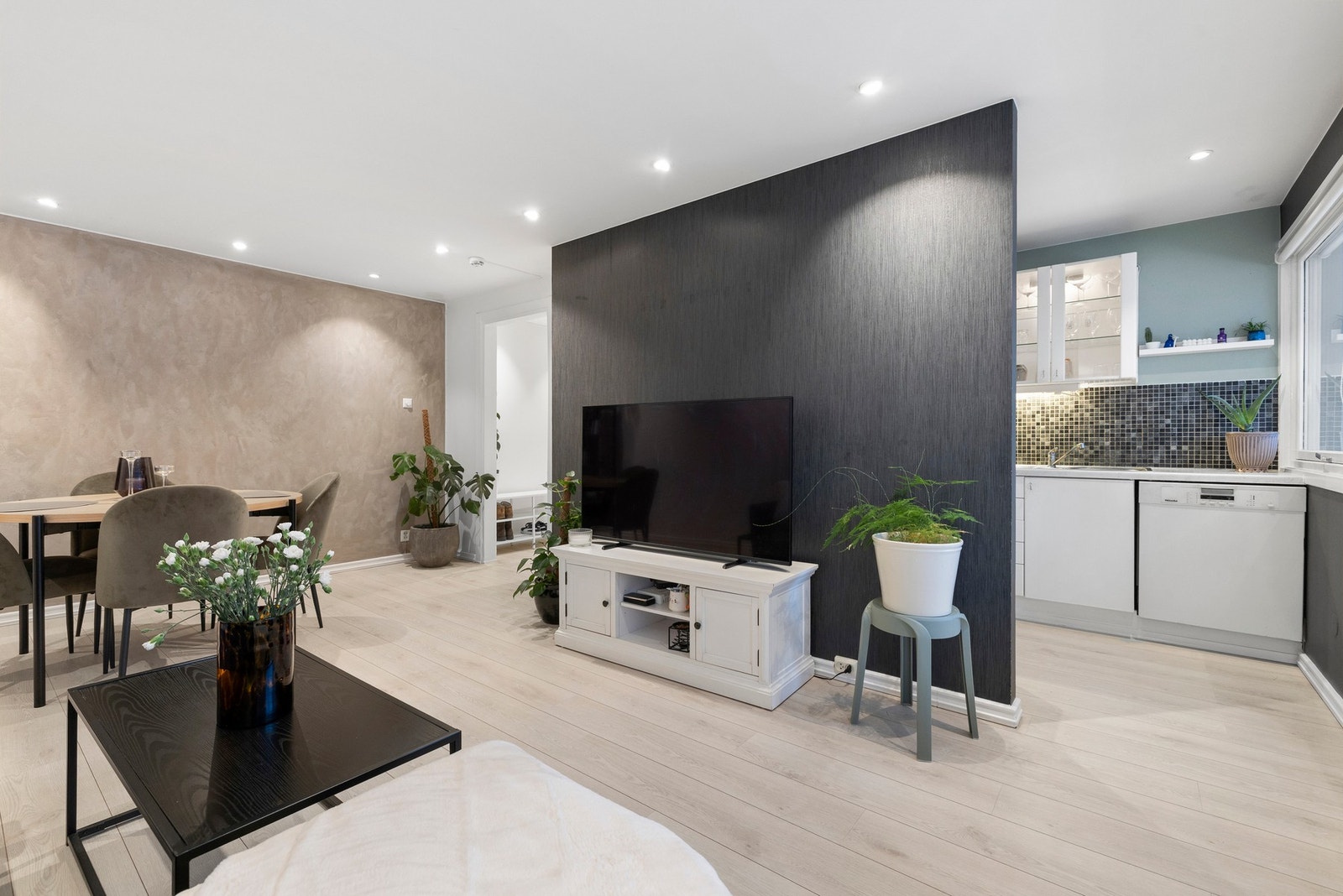 Stuen er romslig og enkel å innrede med ulike møbleringsløsninger Galleribilde