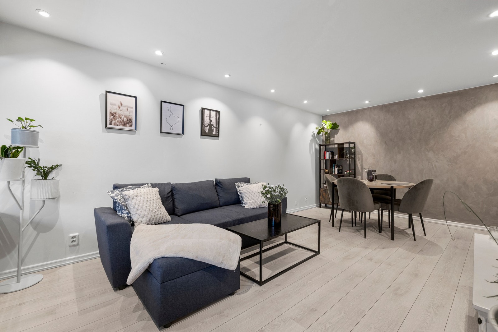 Rommet gir god plass til både sofagruppe og spisebord Galleribilde