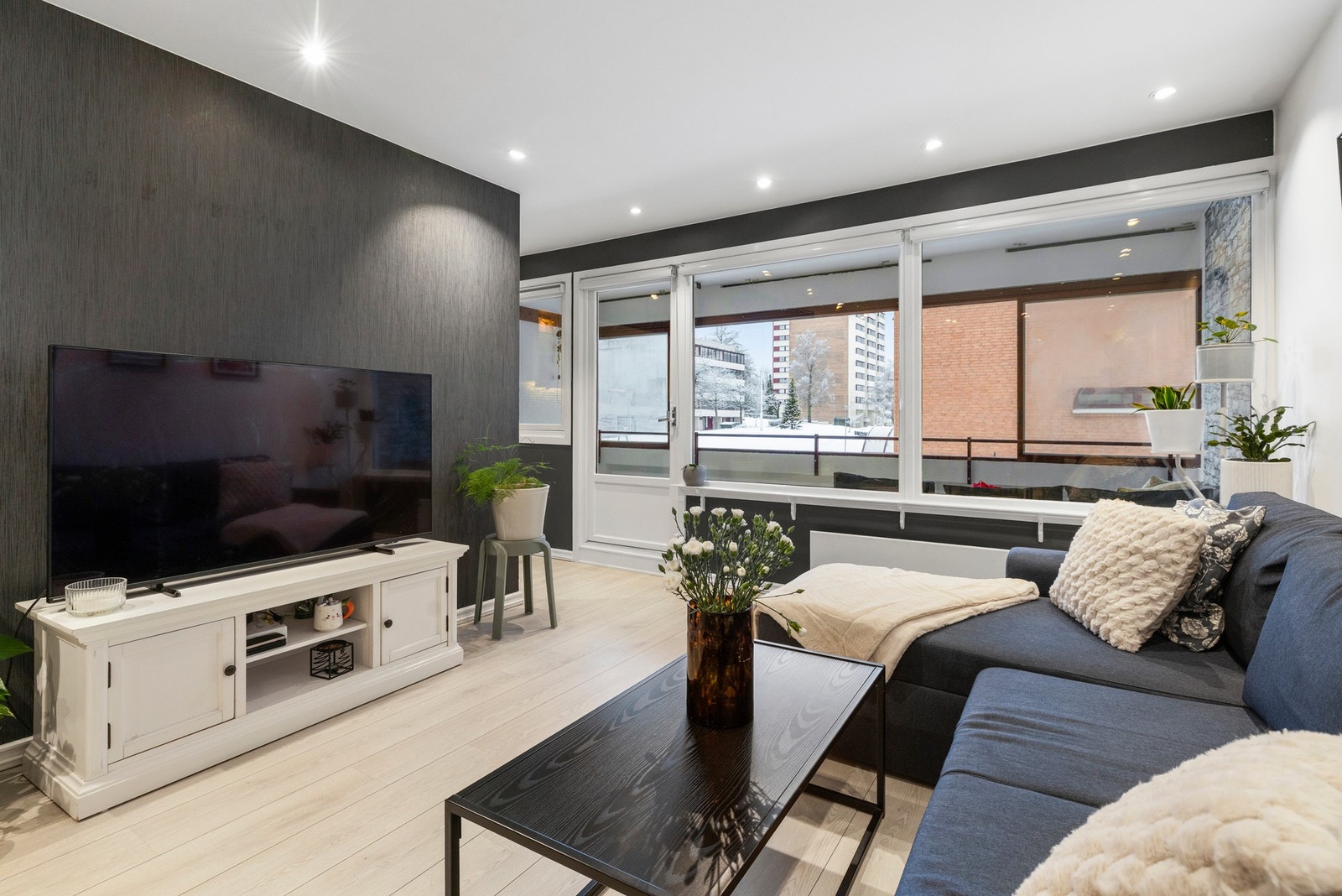 Vinduene inkluderer en glassdør til balkongen, en herlig forlengelse av stuen - også i høst- og vintermånedene Galleribilde