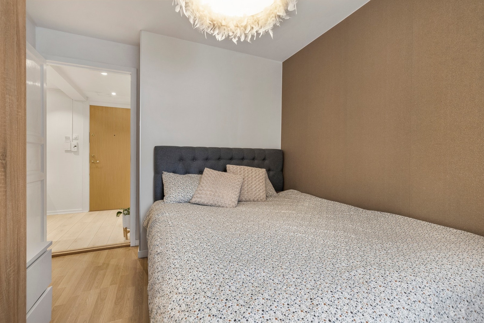 Rommets størrelse gir fleksibilitet til møblering og oppbevaring, og det er plass til dobbeltseng Galleribilde