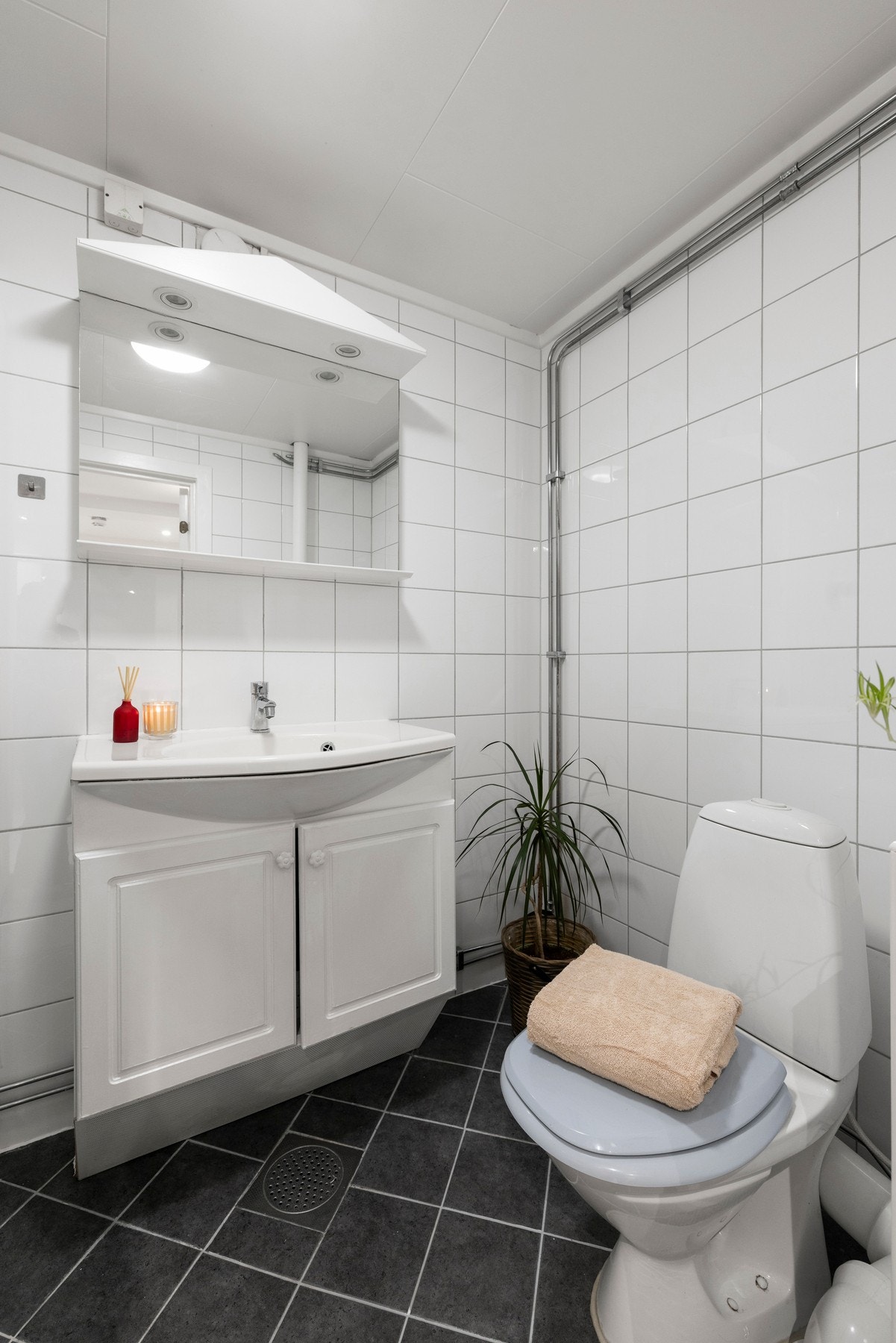 Badet ble pusset opp i 2010 og er utstyrt med flislagte vegger og gulv med varmekabler Galleribilde