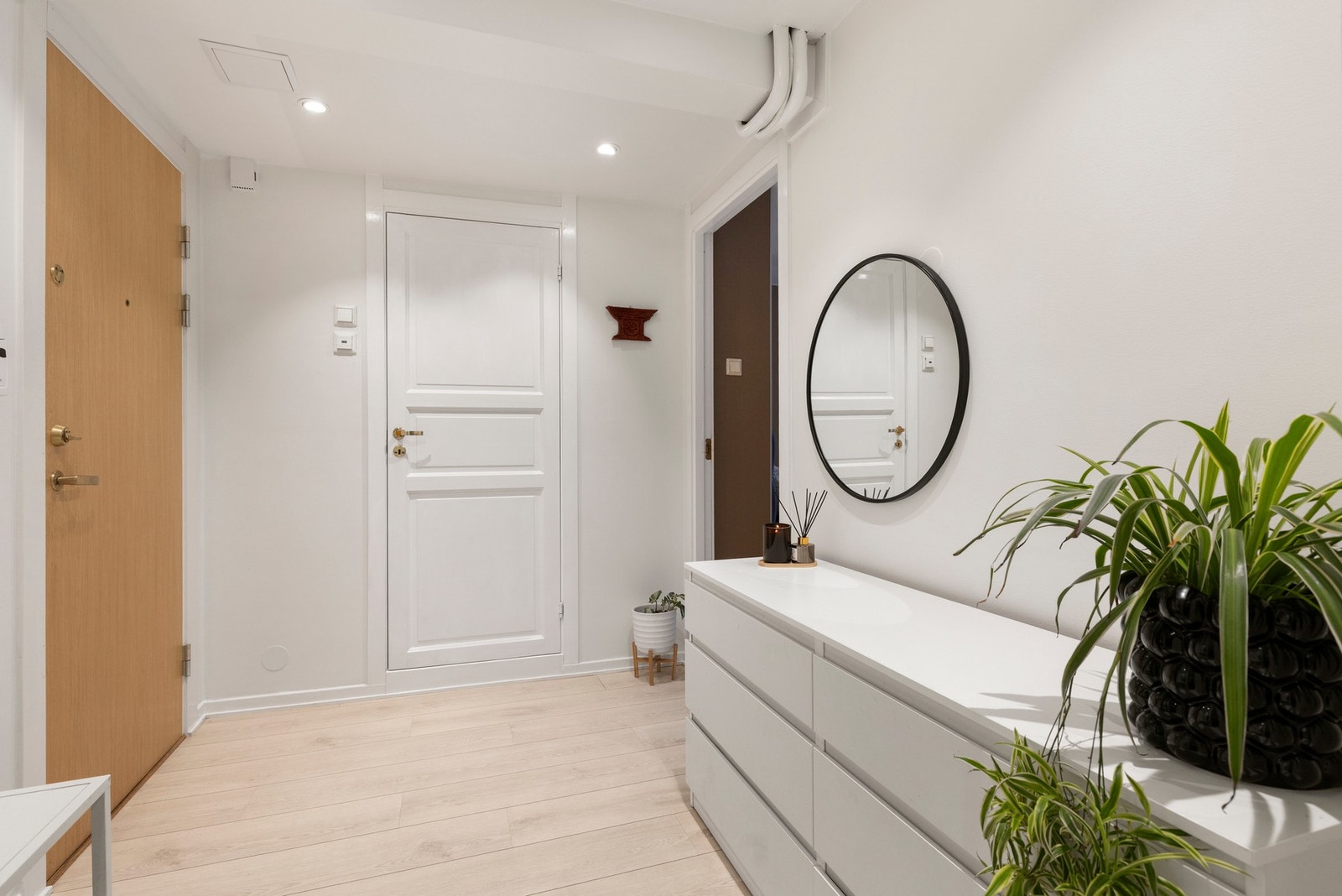 Vel inne er entreen innredet med overflater i nøytrale farger, som gir et ryddig og moderne inntrykk Galleribilde