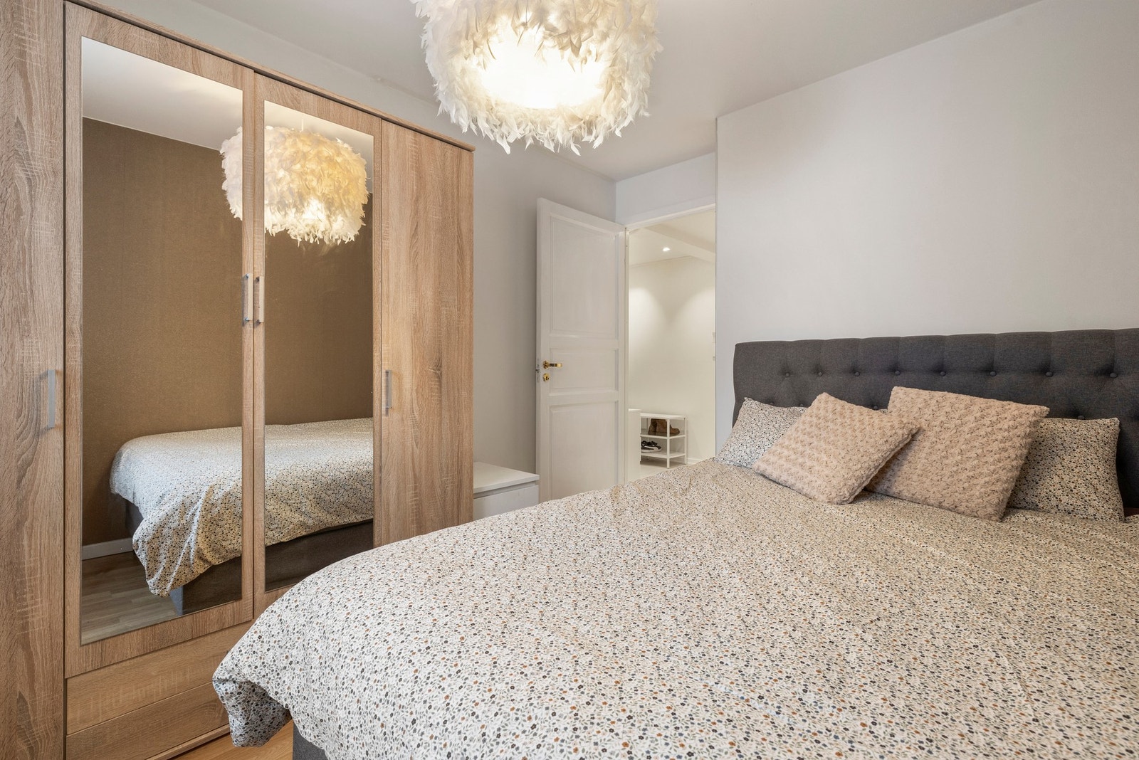 Rommet har en romslig garderobeløsning Galleribilde