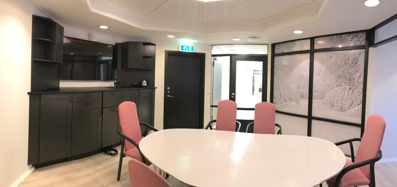 Møterommet inneholder kjøleskap, oppvaskmaskin og fullt servise. Galleribilde