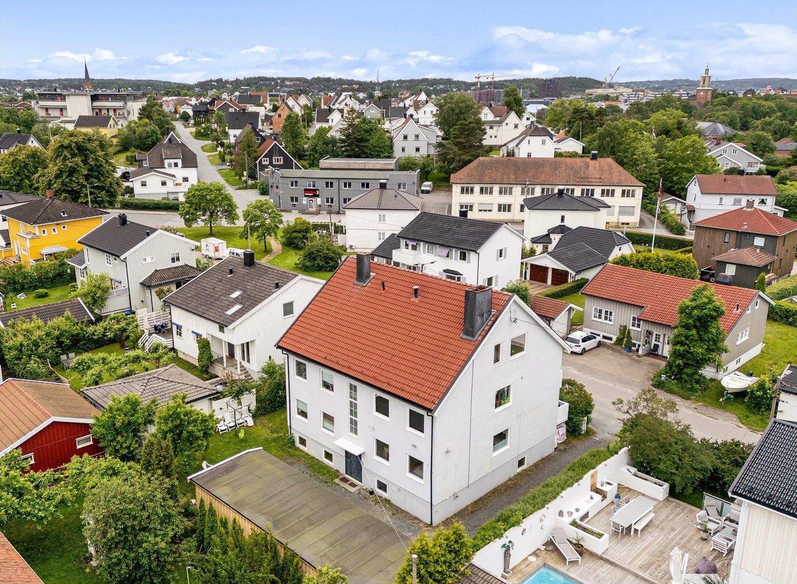 Sameiet har felles tomt med hage som disponeres av alle leilighetene. Galleribilde