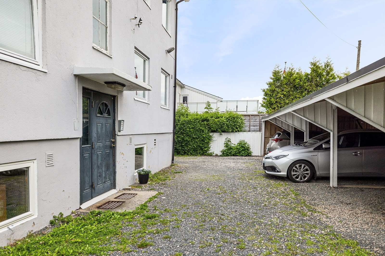 Parkering i carport rett utenfor døren. Galleribilde