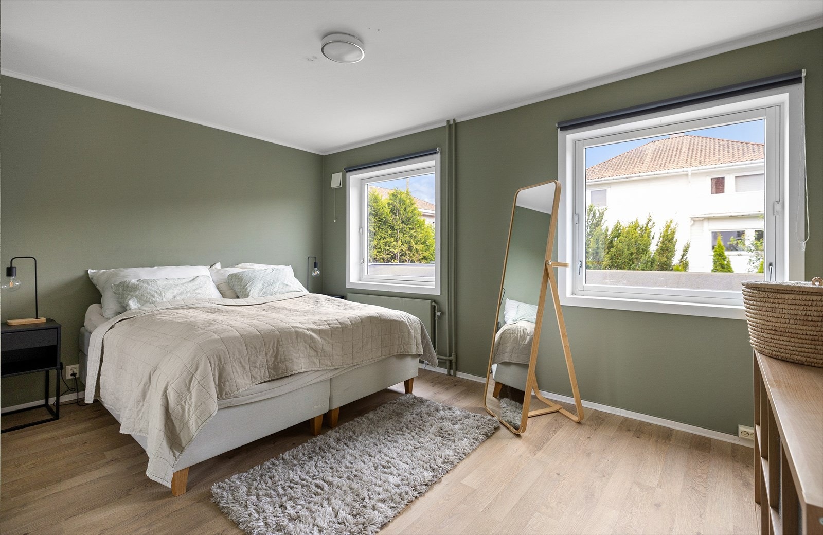 romslig soverom på 15 kvm. Her er det godt med plass for garderobe. Galleribilde