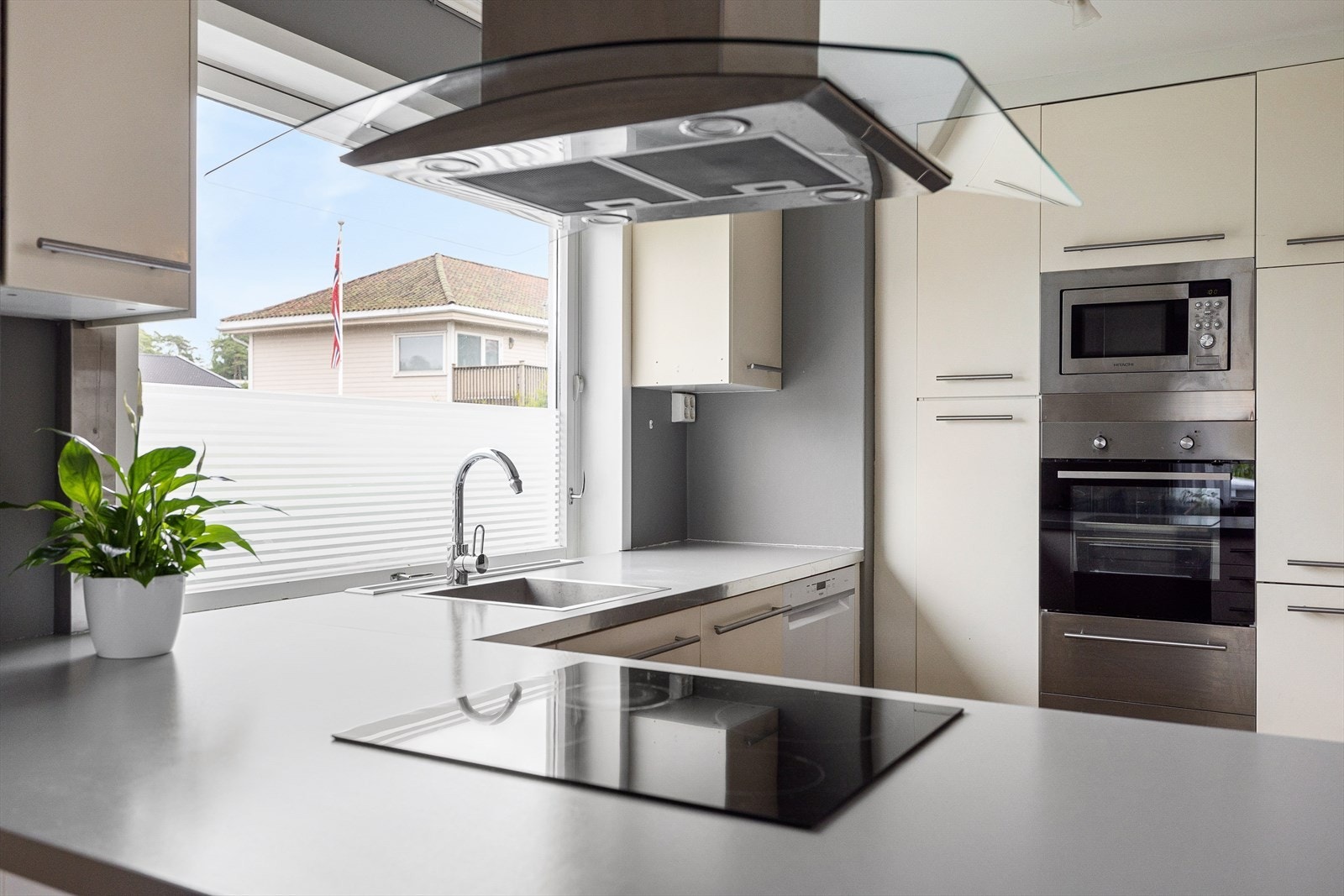 Kjøkkenet er godt utstyrt med integrerte hvitevarer. Galleribilde