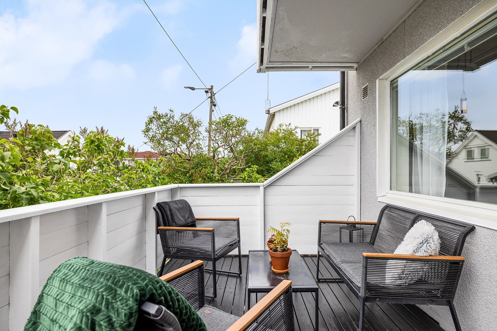 Balkongen er pent skjermet med beplanting. Galleribilde