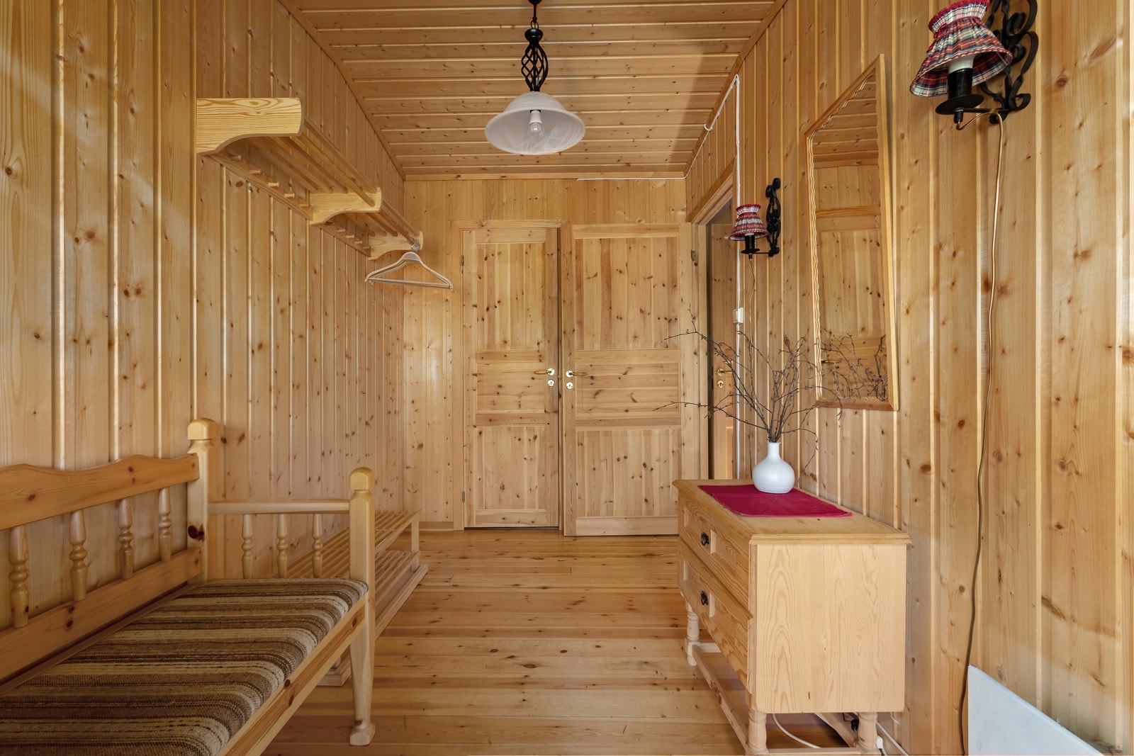 Vi beveger oss inn i hytten, hvor vi møtes av en luftig og romslig entré, som gir et åpent og innbydende førsteinntrykk av hytten. Galleribilde