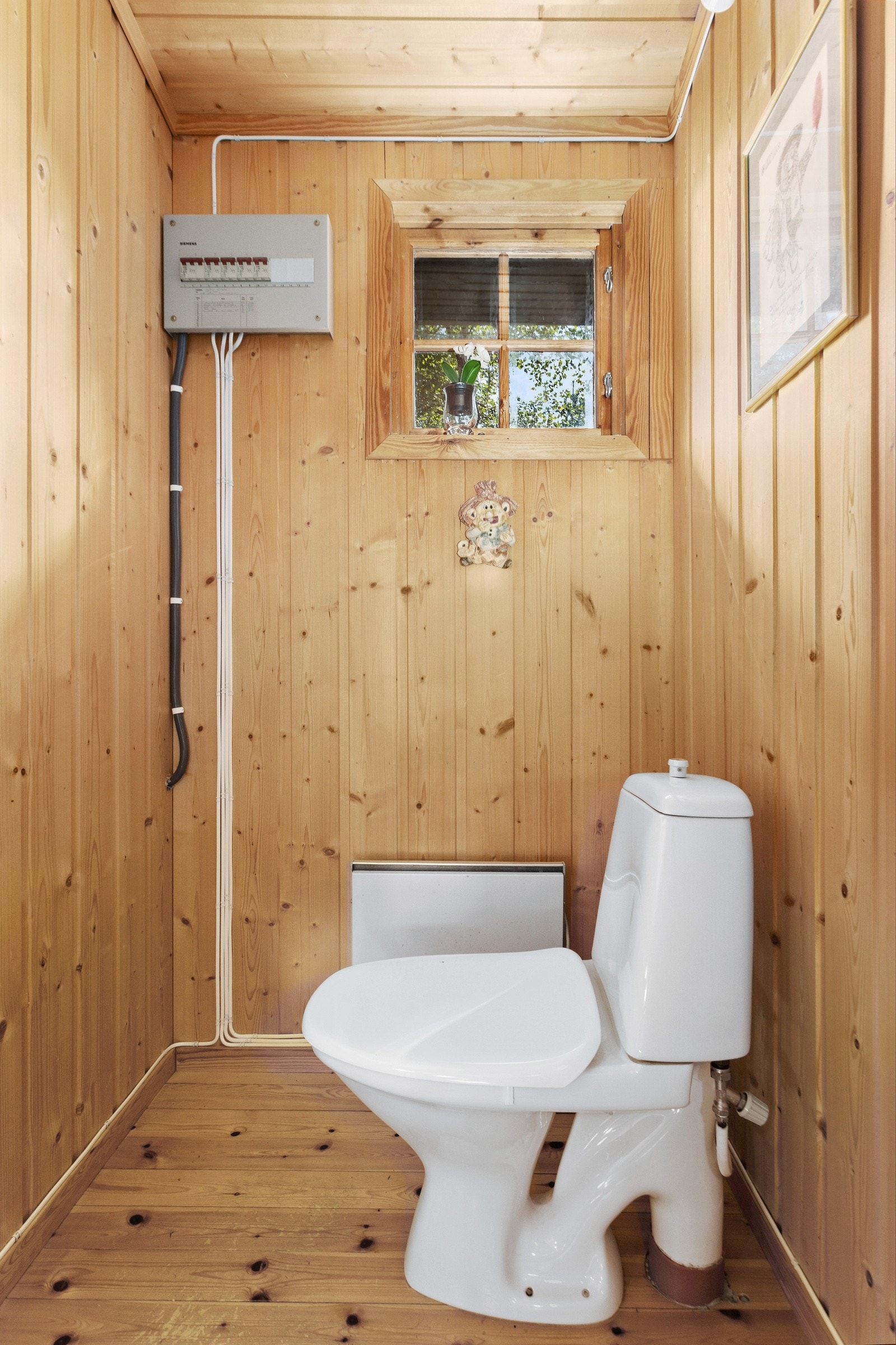 Adskilt fra det øvrige badet, finner du toalettet. Galleribilde