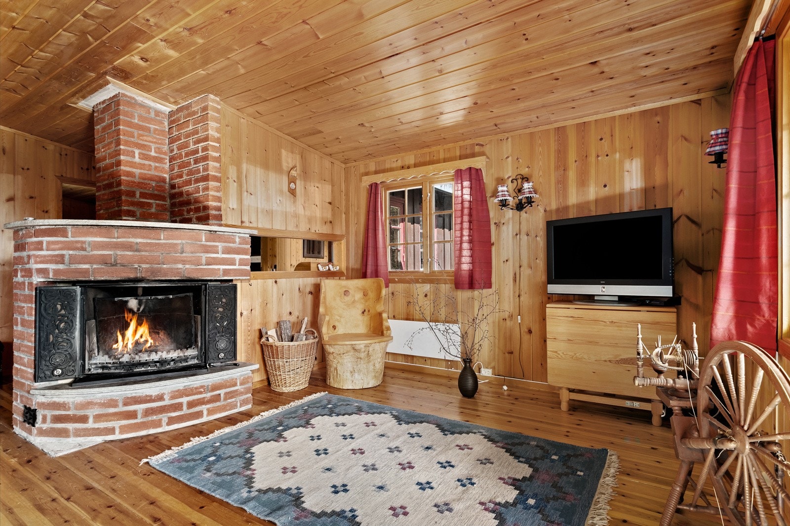 Den varme atmosfæren i rommet inviterer til hygge, enten om du ønsker å tilbringe tid med familie og venner eller nyte en stille stund alene. Galleribilde