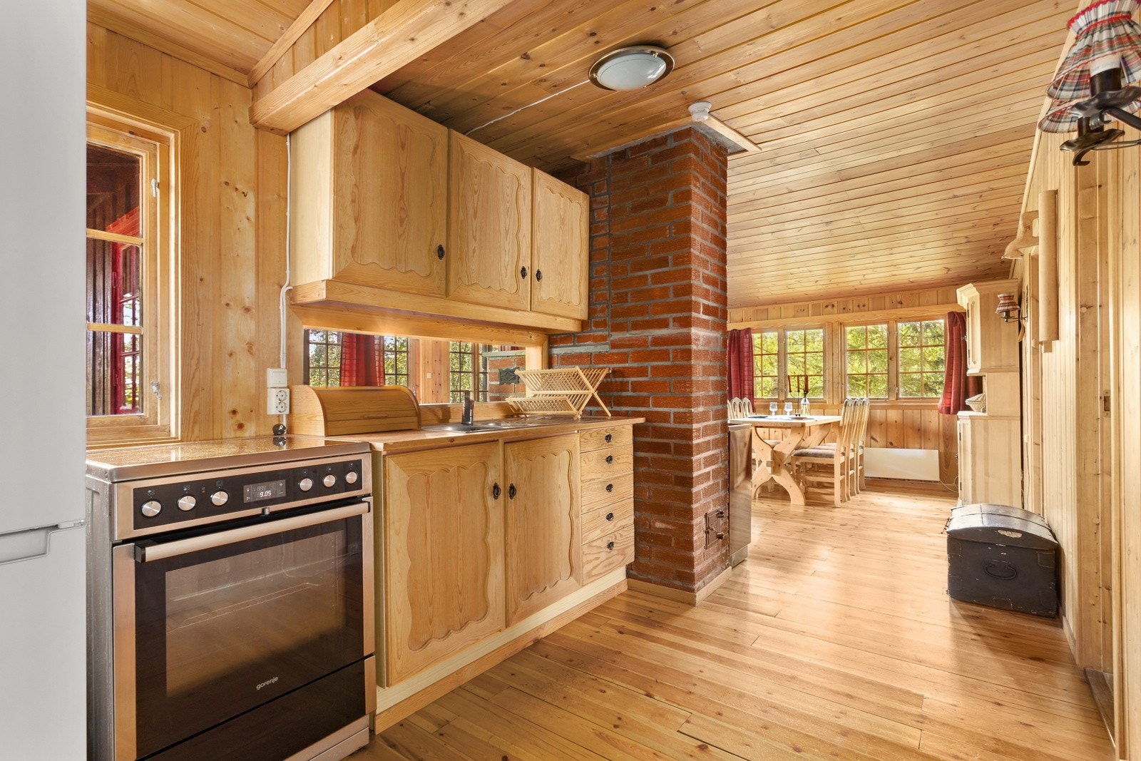 Videre innover i hytten har vi kjøkkenet. Galleribilde