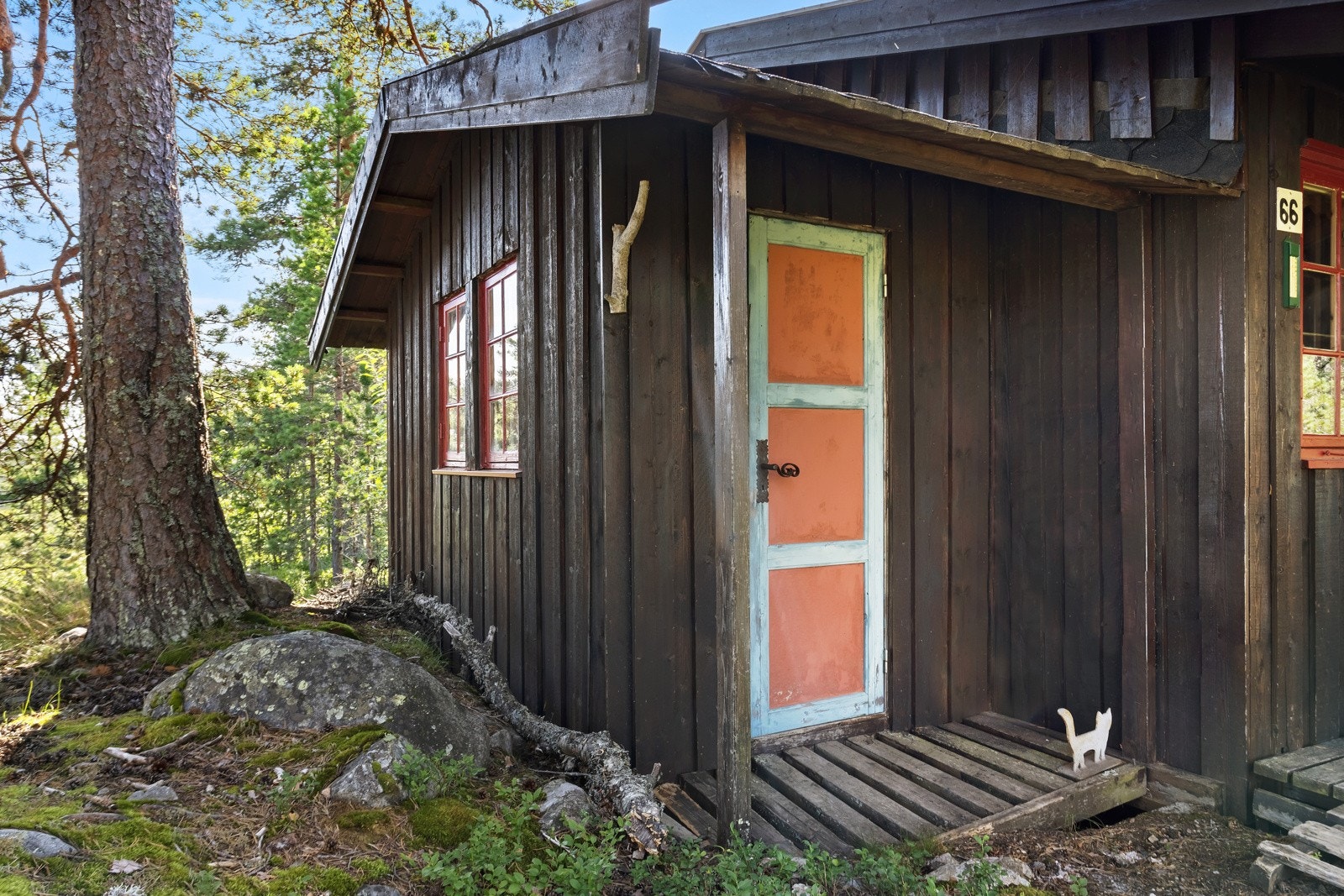 Uteboden, som har egen inngang fra utsiden av hytten, gir praktisk oppbevaringsplass for alt fra hageutstyr til sportsutstyr Galleribilde