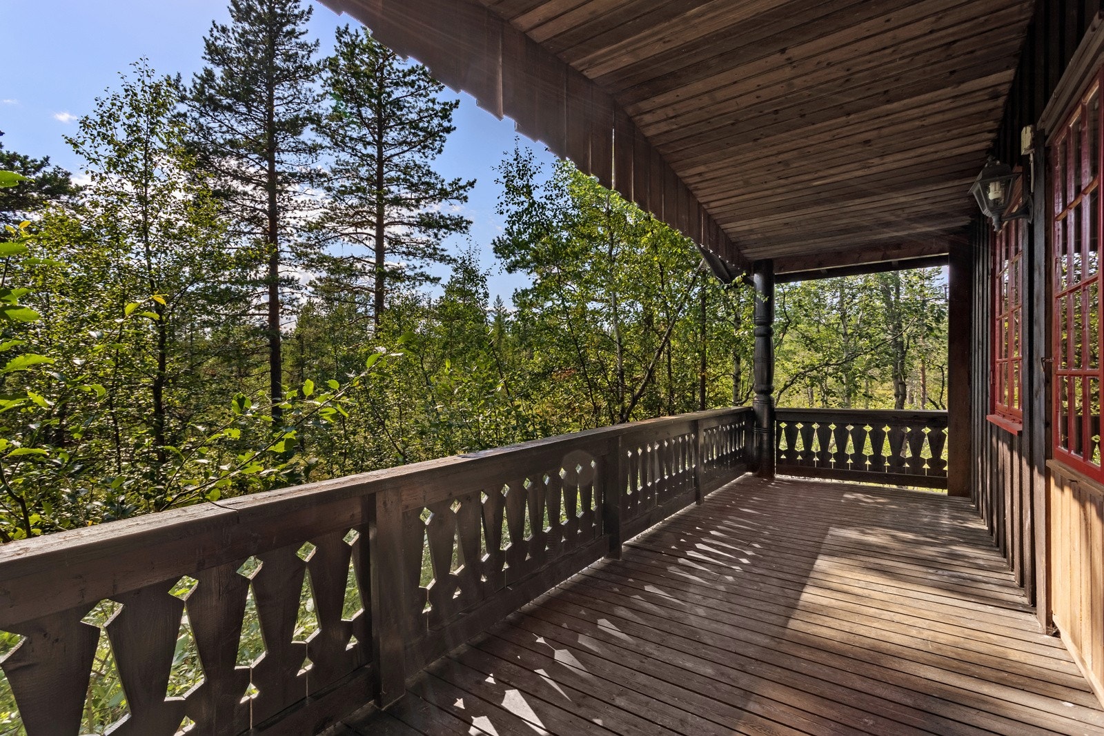 Terrassene gir rikelig med plass til utemøbler, og er perfekte for både rolige stunder og sosialt samvær i vakre omgivelser. Galleribilde