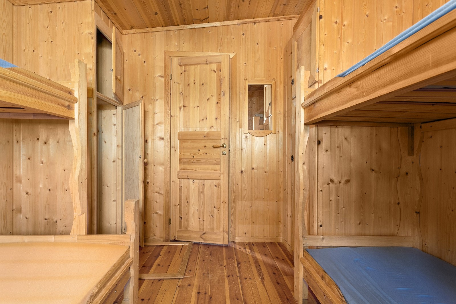 I tillegg finnes det garderobeskap i hvert rom, som gir god oppbevaringsplass til klær og eiendeler Galleribilde