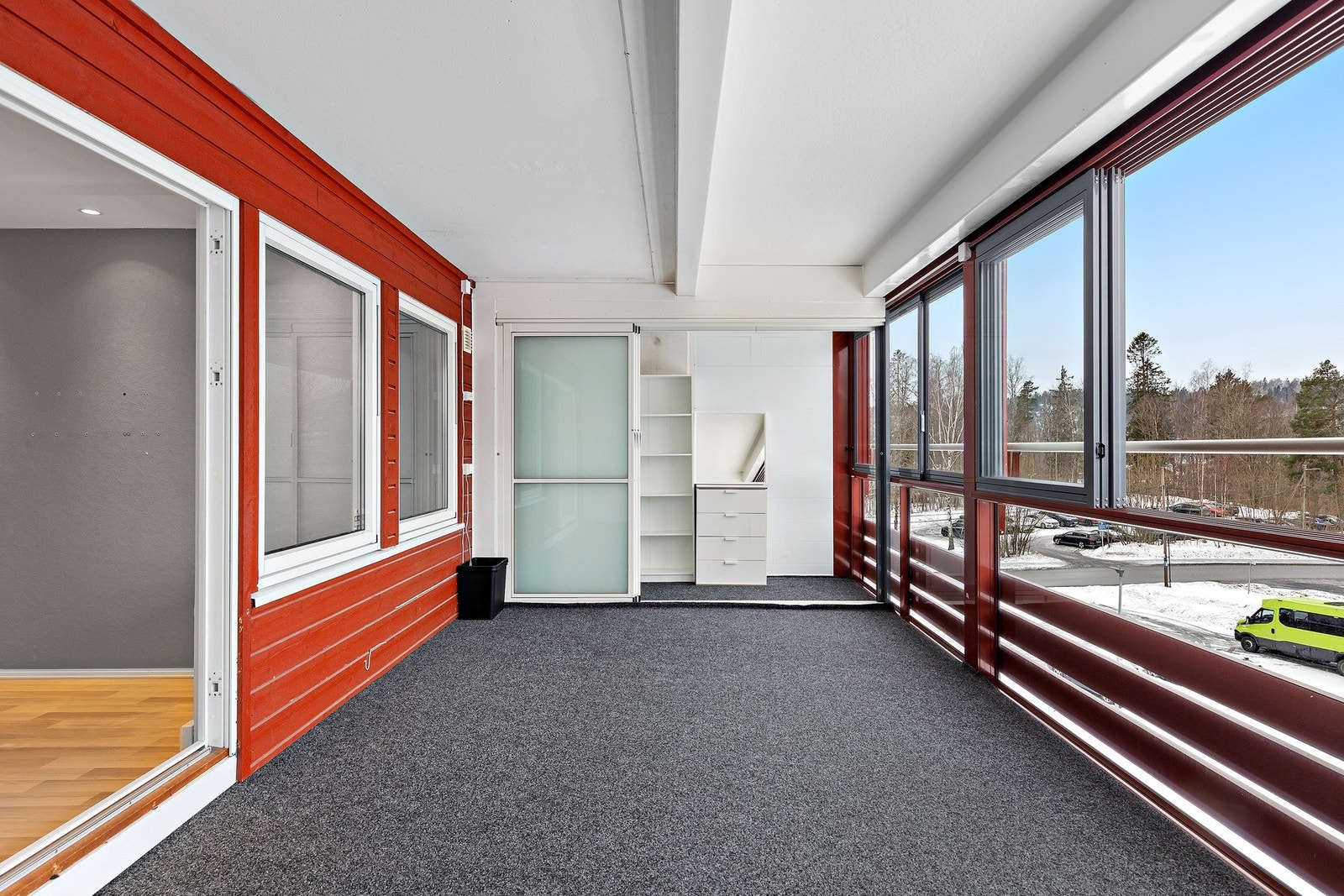 Det er også en bod bak skyvedørene på balkongen. Galleribilde