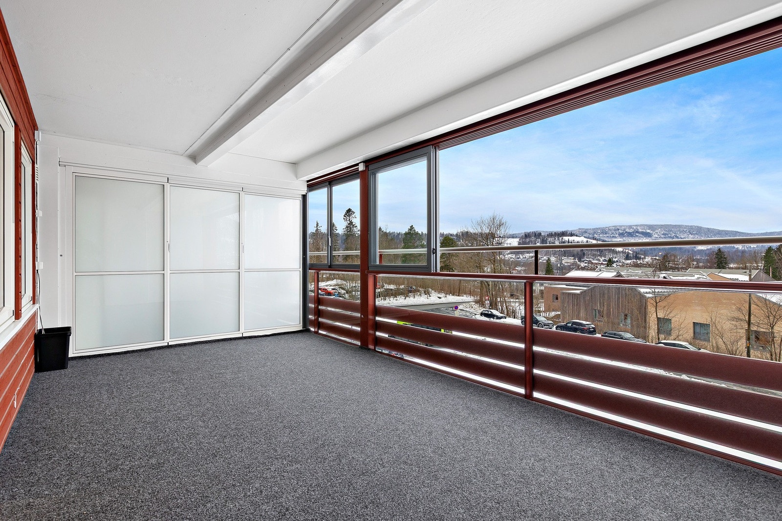 Balkongen kan benyttes store deler av året, da den er innglasset med skyvbare vinduer rundt store deler av balkongen. Galleribilde