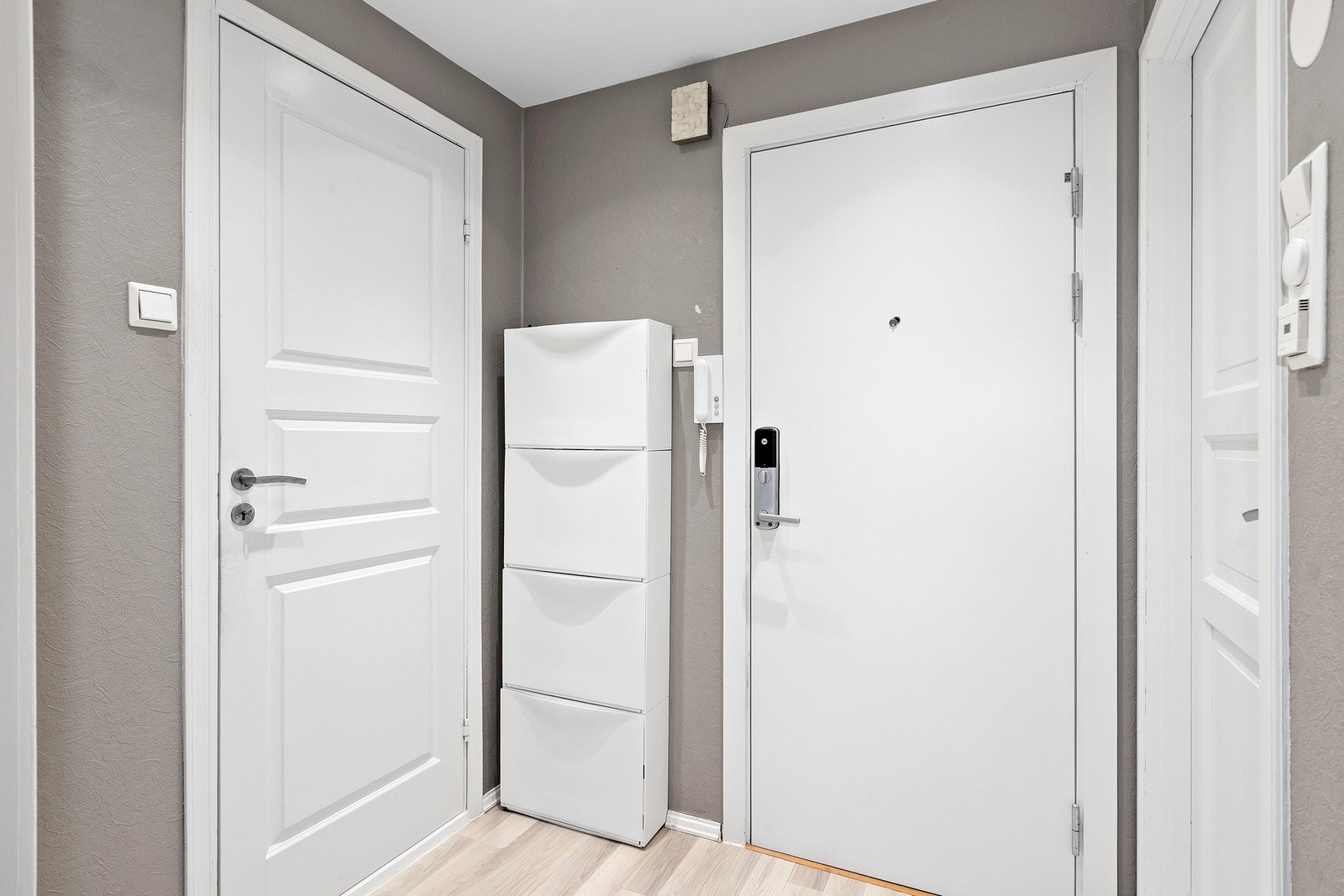 Fra innganspartiet er det adkomst til en innvendig bod. Galleribilde