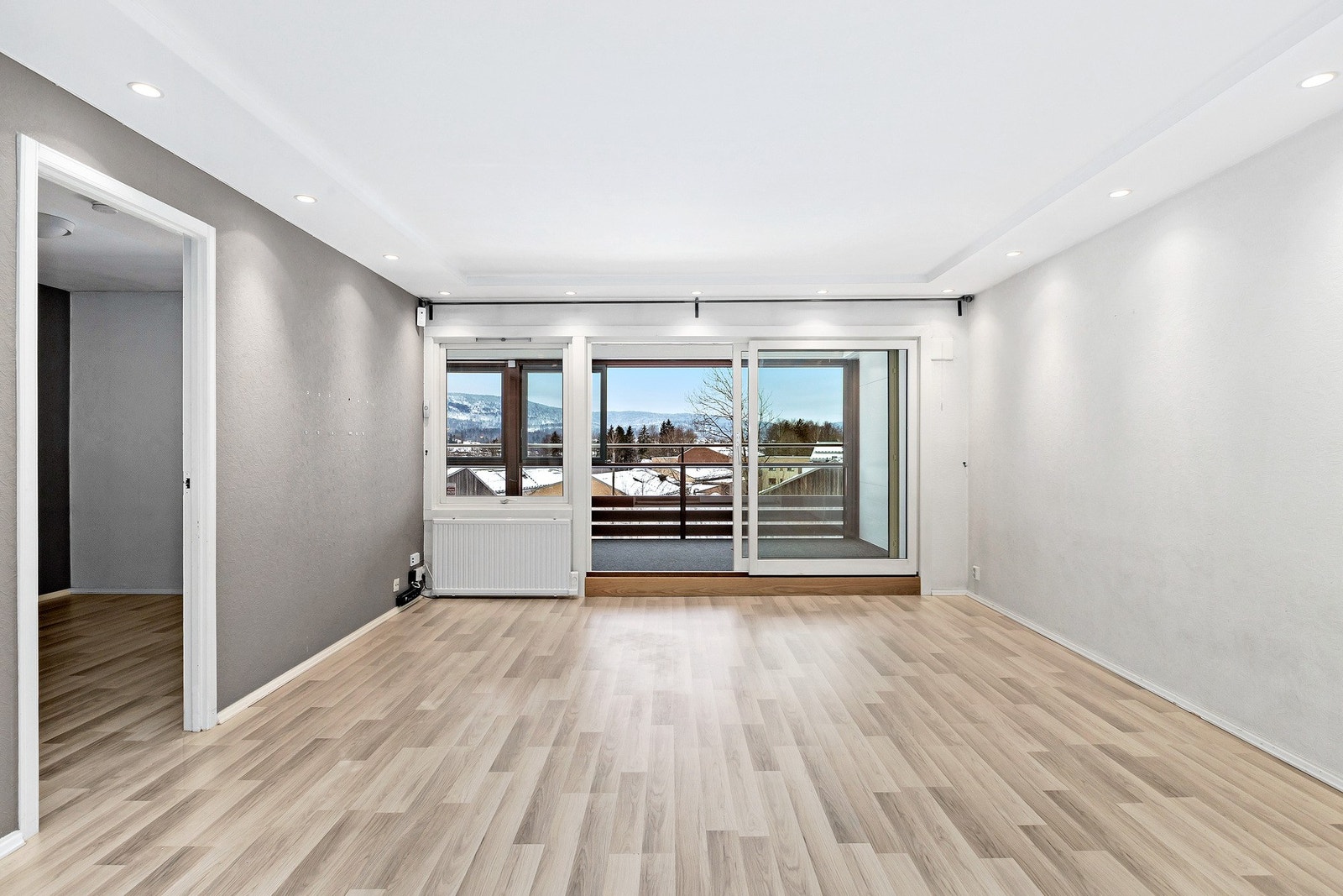 Stuen er lys og luftig med gode møbleringsmuligheter. Galleribilde