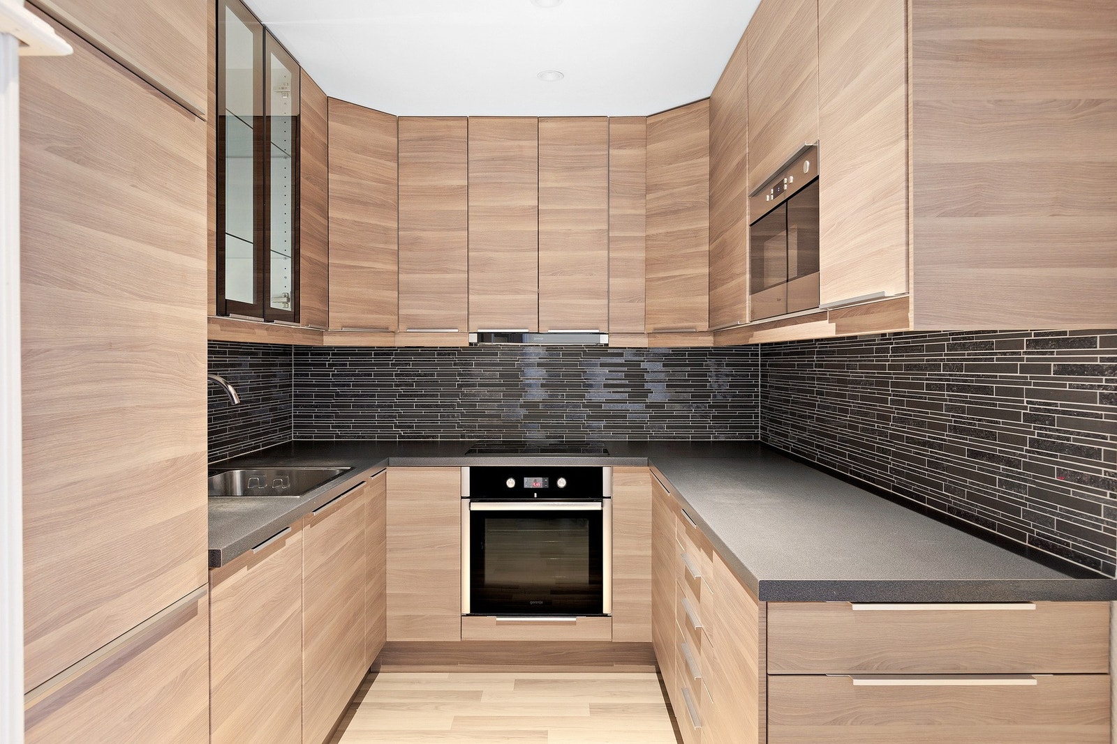 Kjøkkenet har slette fronter med laminat benkeplate.
Integrert kjøleskap, oppvaskmaskin og stekeovn medfølger. Galleribilde