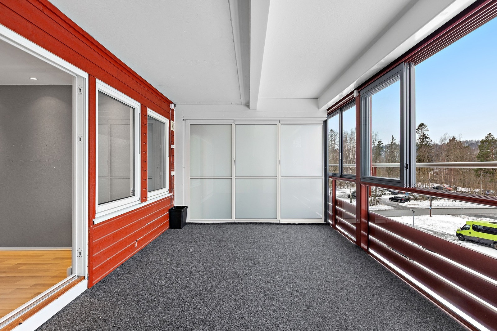 Leiligheten byr på en innglasset balkong på hele 18 kvm. Galleribilde