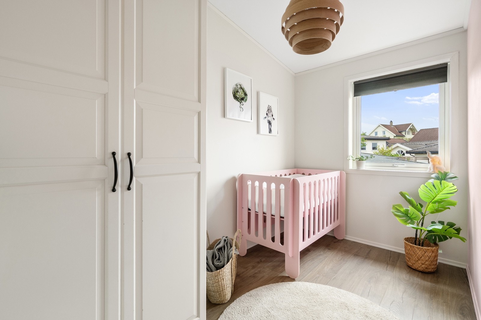 Det er allerede innredet med garderobeskap som har plass til alt av klær og annet tilbehør. Galleribilde