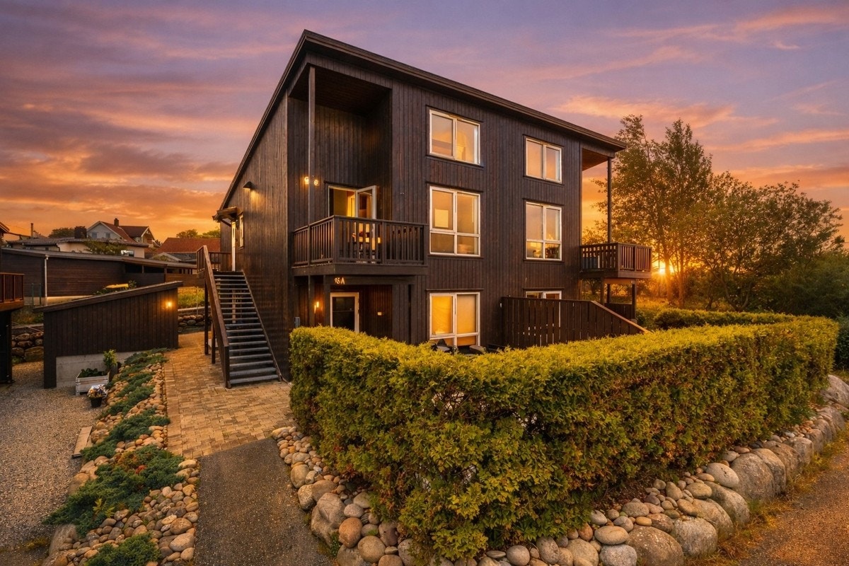 Reeholen 96B presenteres av Thea Langeland Solheim v. Proaktiv Eiendomsmegling. (Redigert solnedgangsbilde) Galleribilde