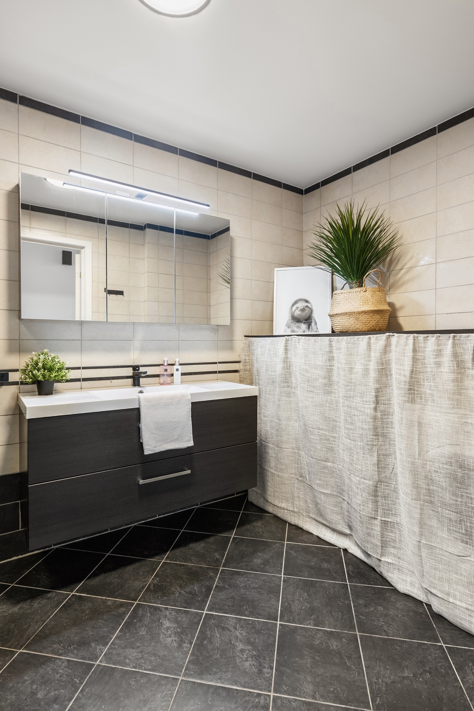 Det er opplegg for vaskemaskin bak gardinene under hylleseksjonen. Galleribilde