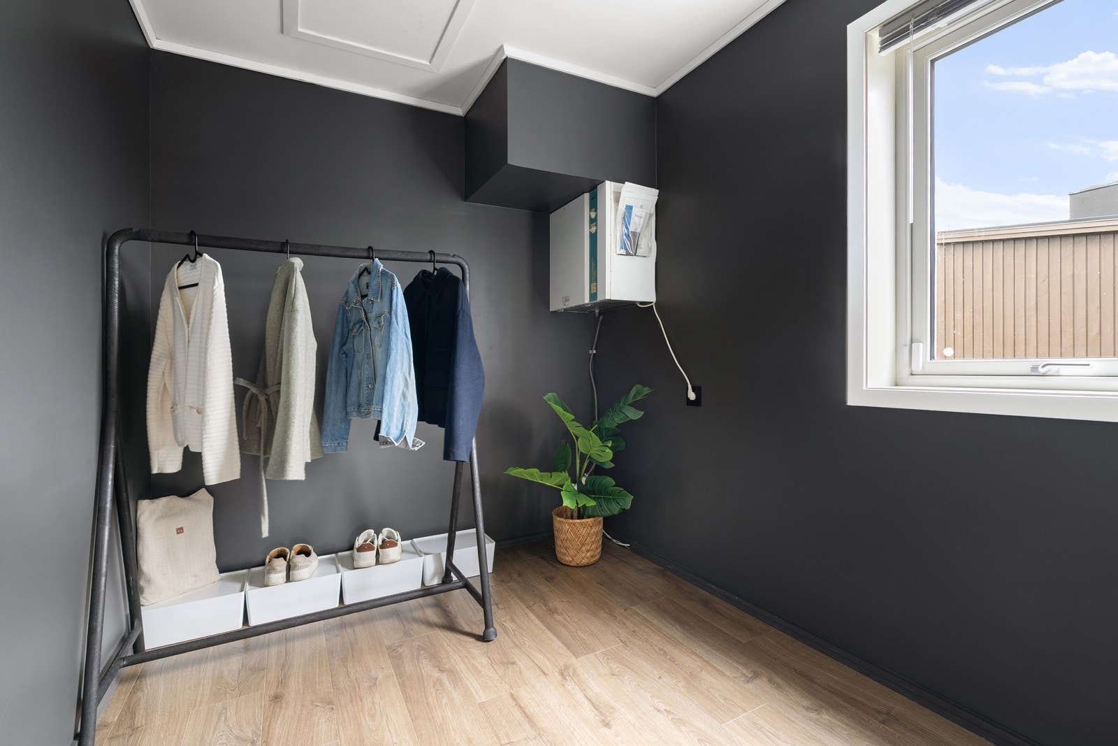 I gangen har du en innvendig bod som i dag brukes til et gjesterom! Galleribilde