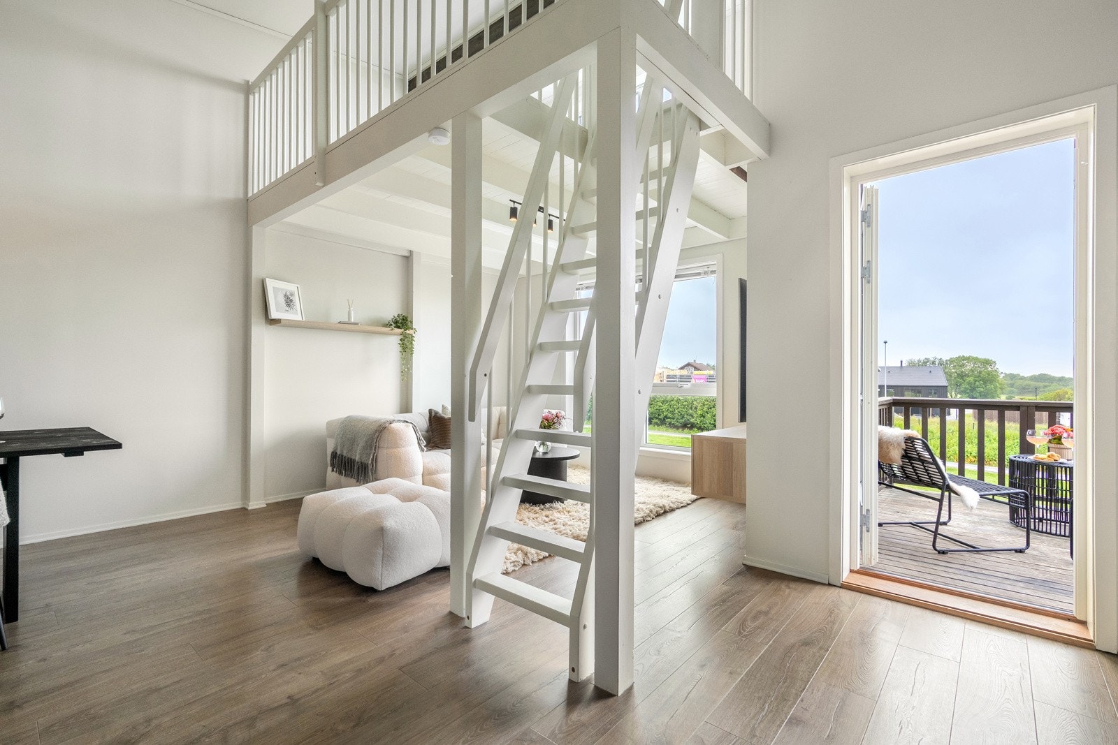 Fra stuen går trappen opp til hemsen. Galleribilde