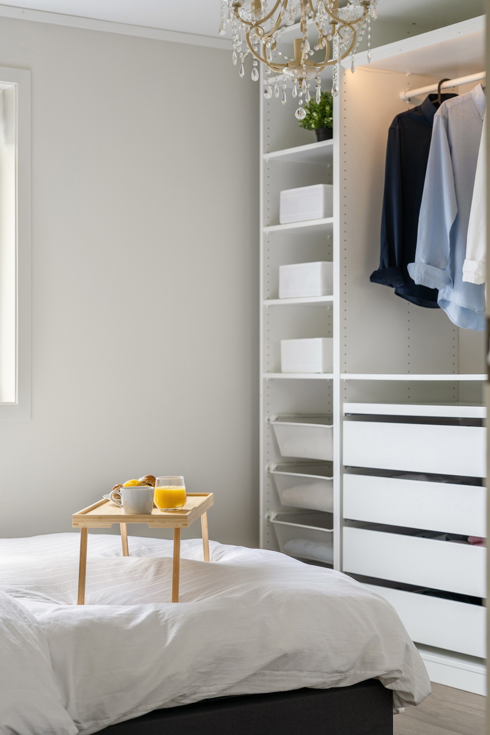 Det er godt med plass i garderobeskaoet på soverommet. Galleribilde