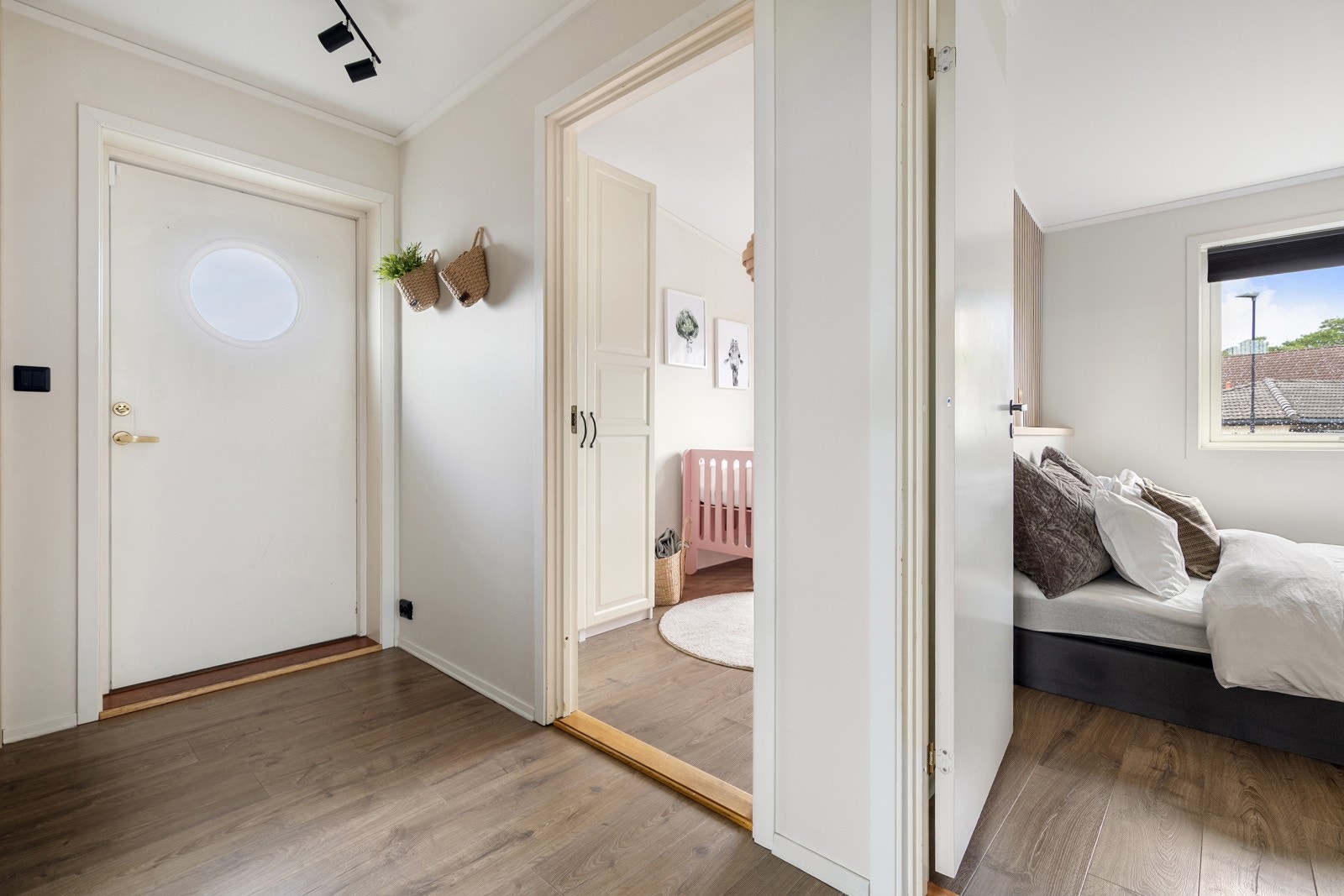 Førsteinntrykket er lyst og åpent - noe som er gjennomgående i hele leiligheten. Galleribilde