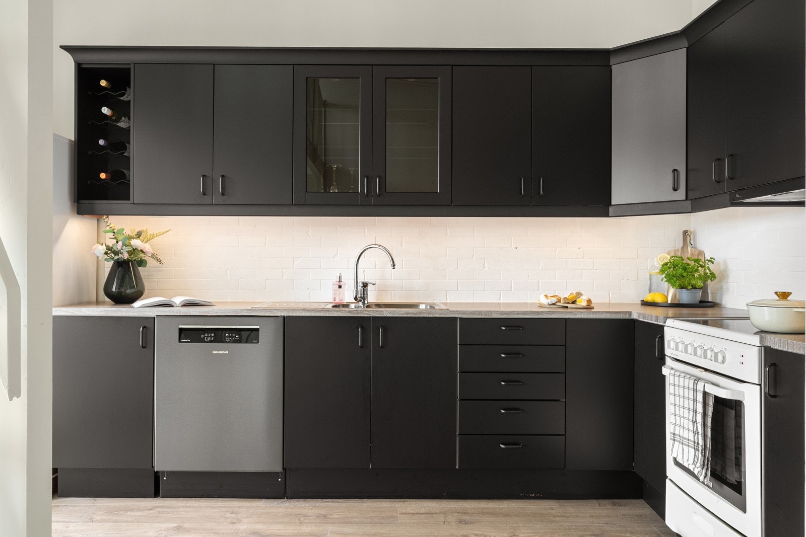 Kjøkkenet ligger plasser i egen sone med masse god skap- og benkeplass. Galleribilde