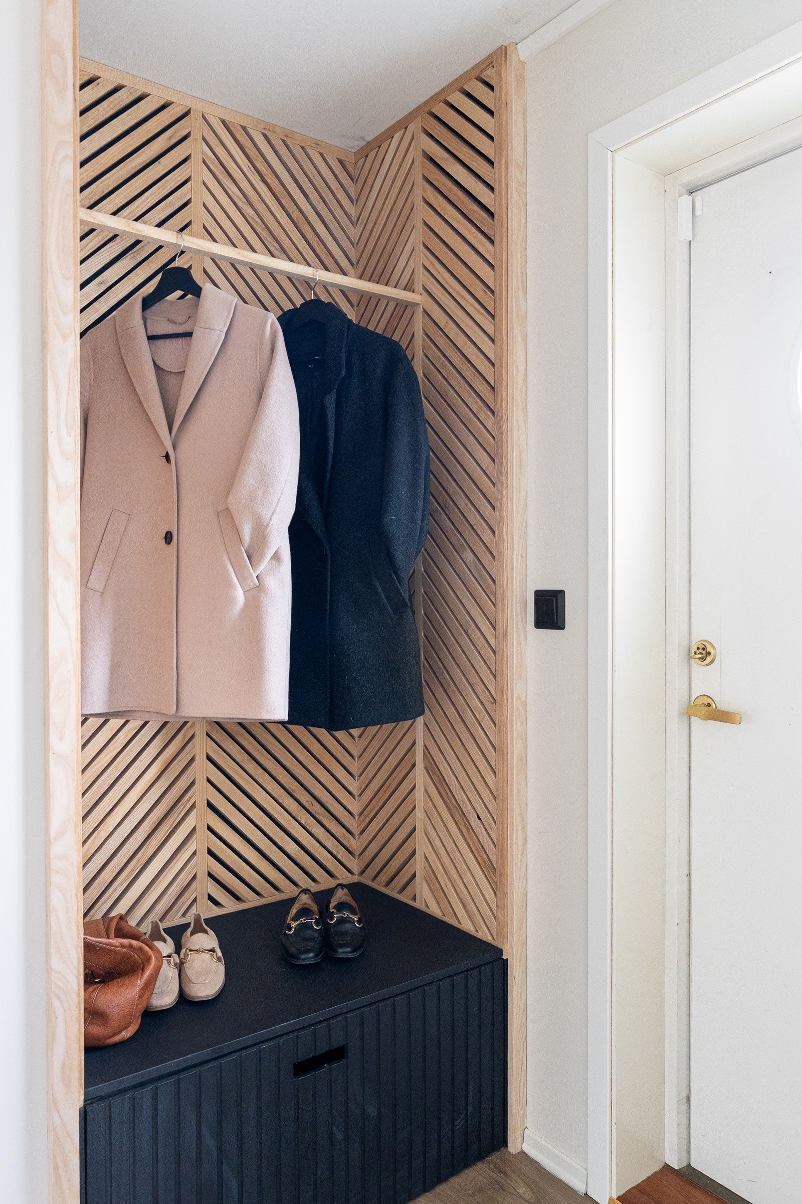 Det er god plass til oppheng av yttertøy i entrèen. Galleribilde