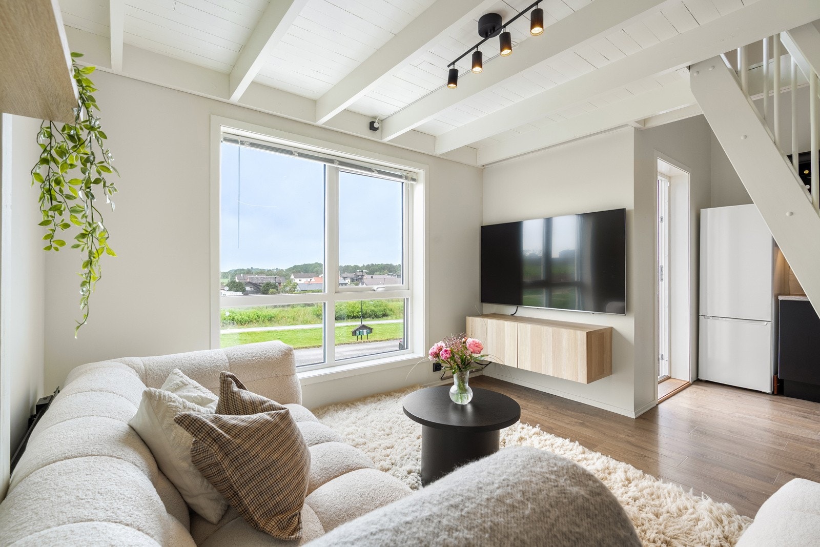 Innred med sofa, sofabord, tv-benk og annet passende møblement. Galleribilde