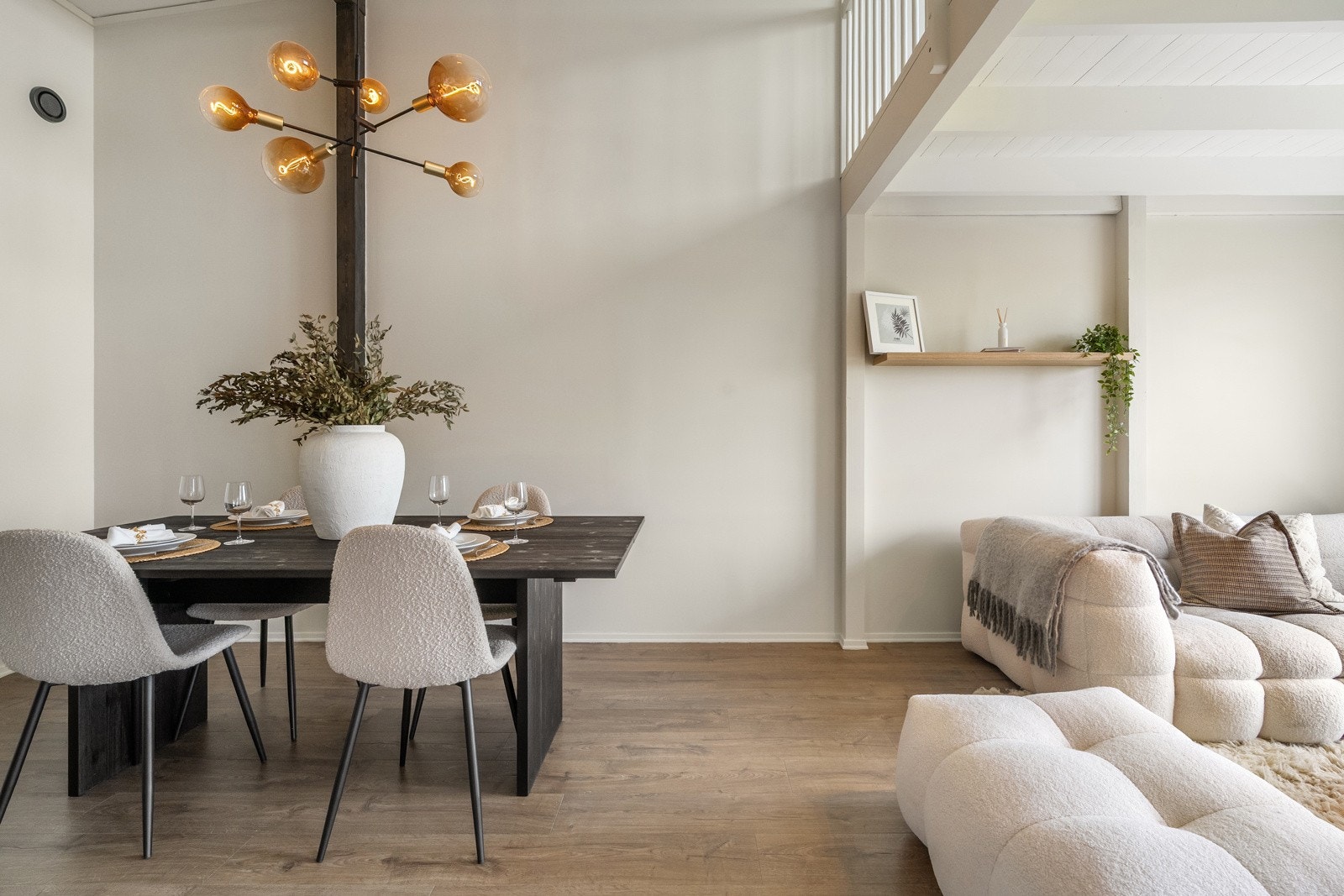 Stuen og spisestuen ligger i sosial og åpen løsning. Galleribilde