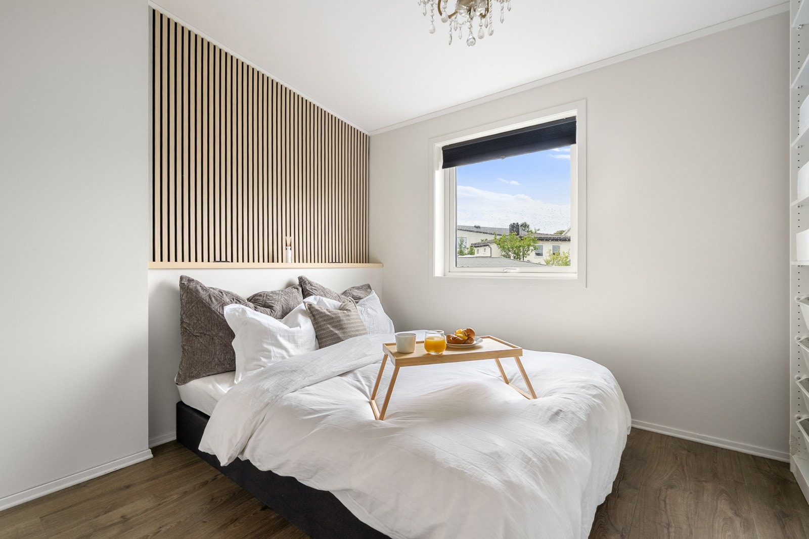 Hovedsoverommet holder god størrelse med plass til dobbeltseng, nattbord og annet møblement. Det er laget stikk til lader over sengegavlen. Galleribilde