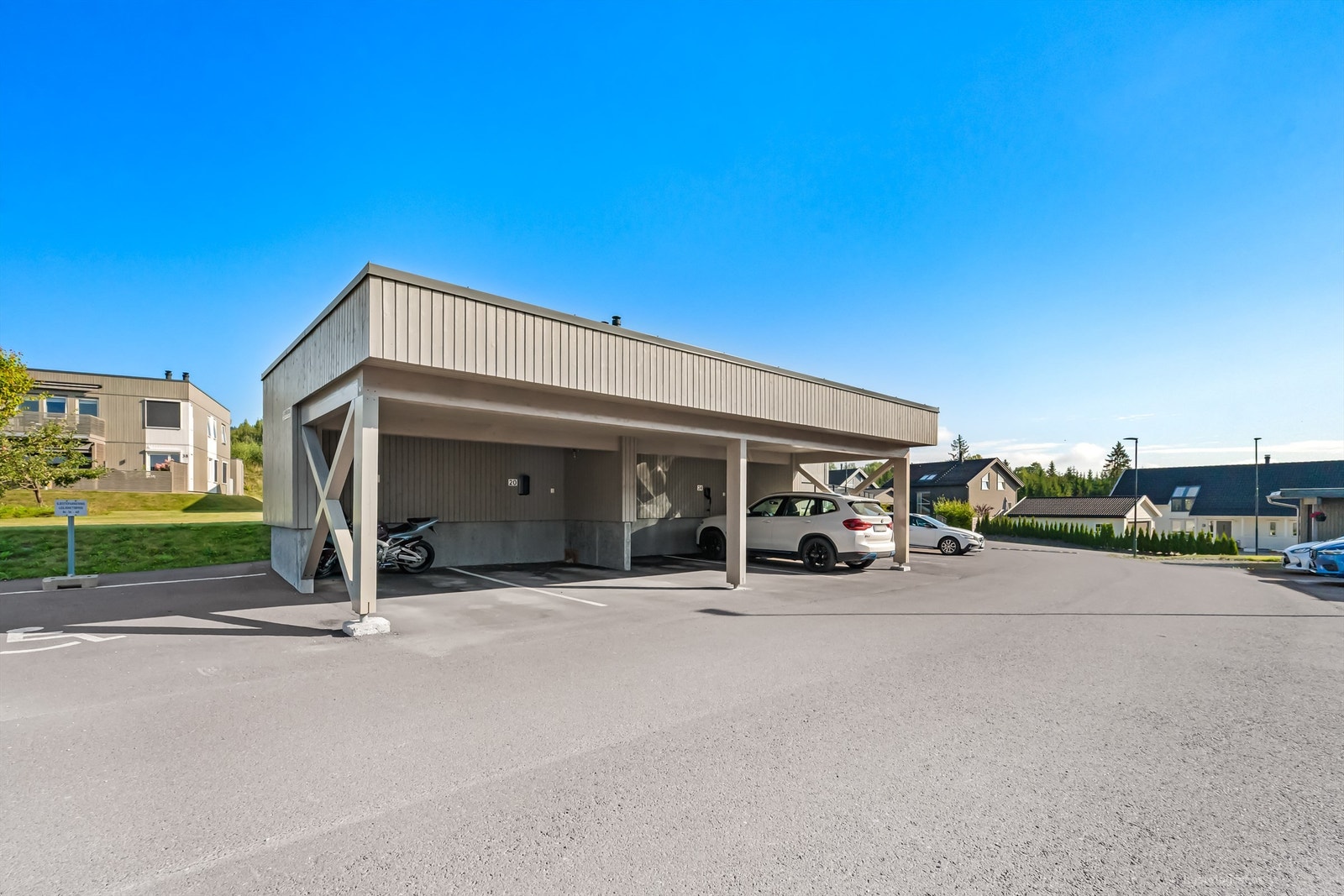 En disponibel parkeringsplass i felles carportrekke Galleribilde