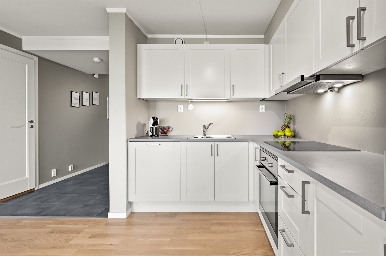 Profilert Sigdal-kjøkkeninnredning med helintegrerte hvitevarer Galleribilde