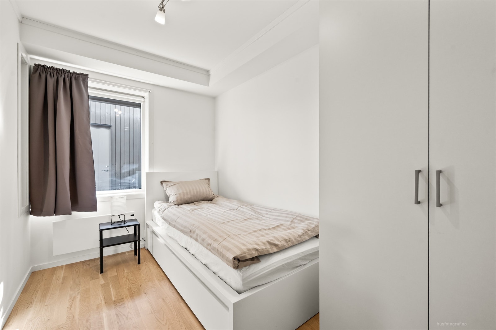 Soverom 2 med garderobeskap i hvit og glatt utførelse Galleribilde