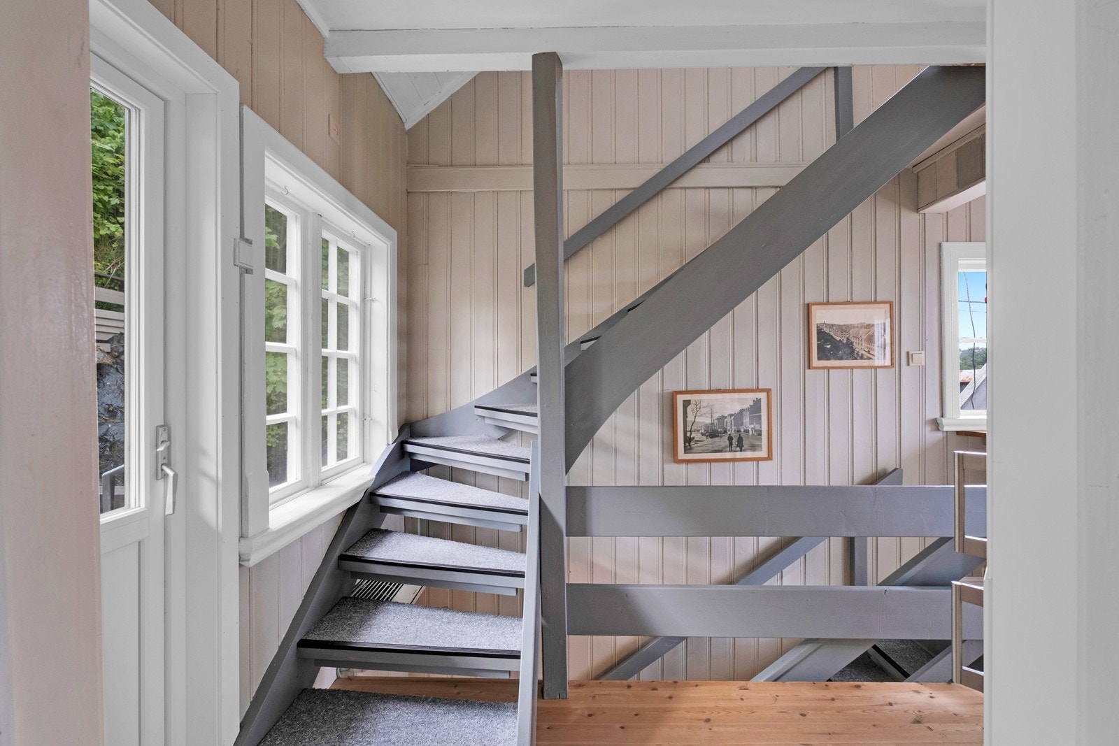 Gjennomgående trappeløp opp gjennom boligen, gjør det ekstra lys og trivelig. Fra trappegangen har man også dør til terrasser mot sør. Galleribilde