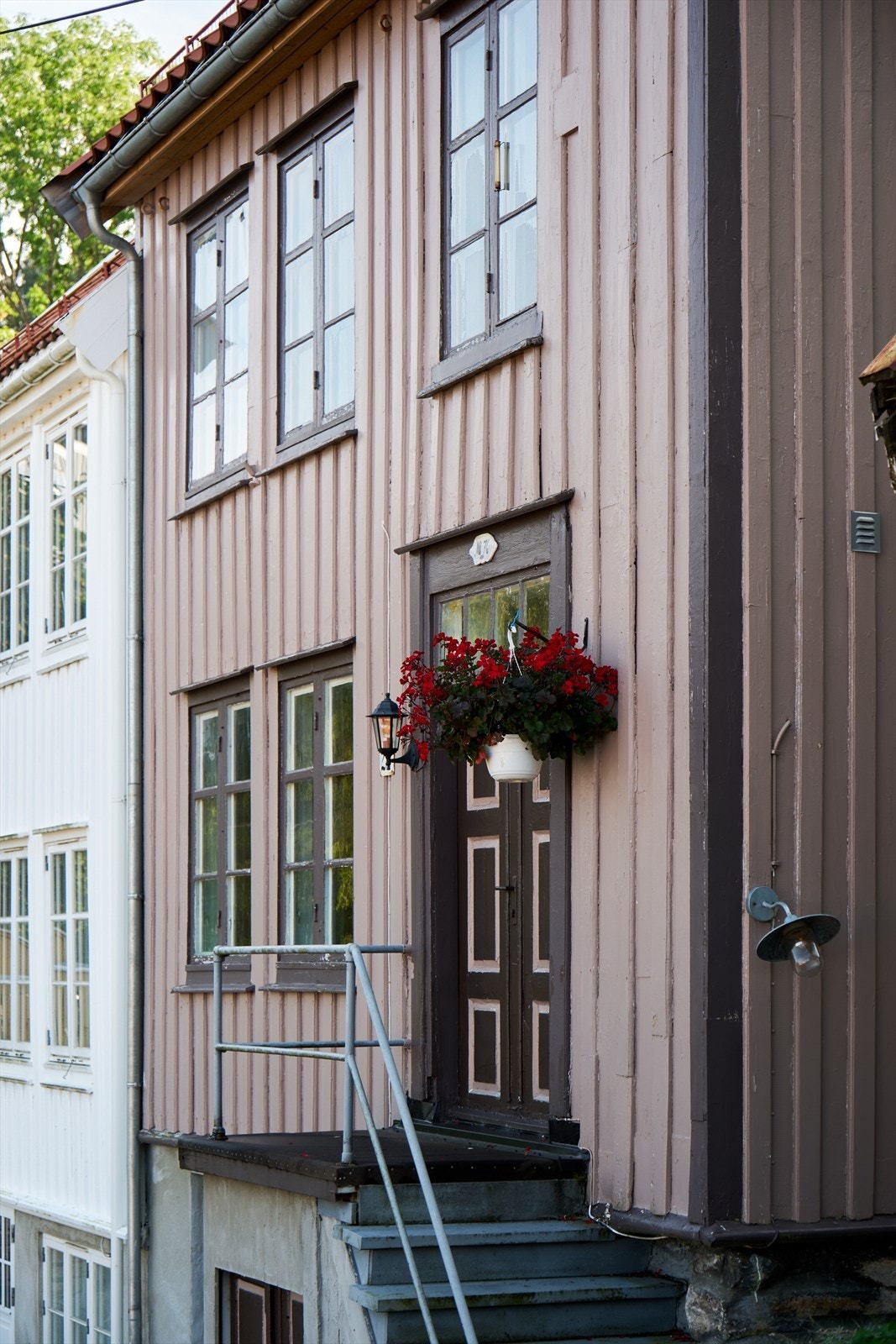 Sjarmerende bolig fra 1879 med unik beliggenhet og flott utsikt over havnebassenget og Kirklandet. Galleribilde