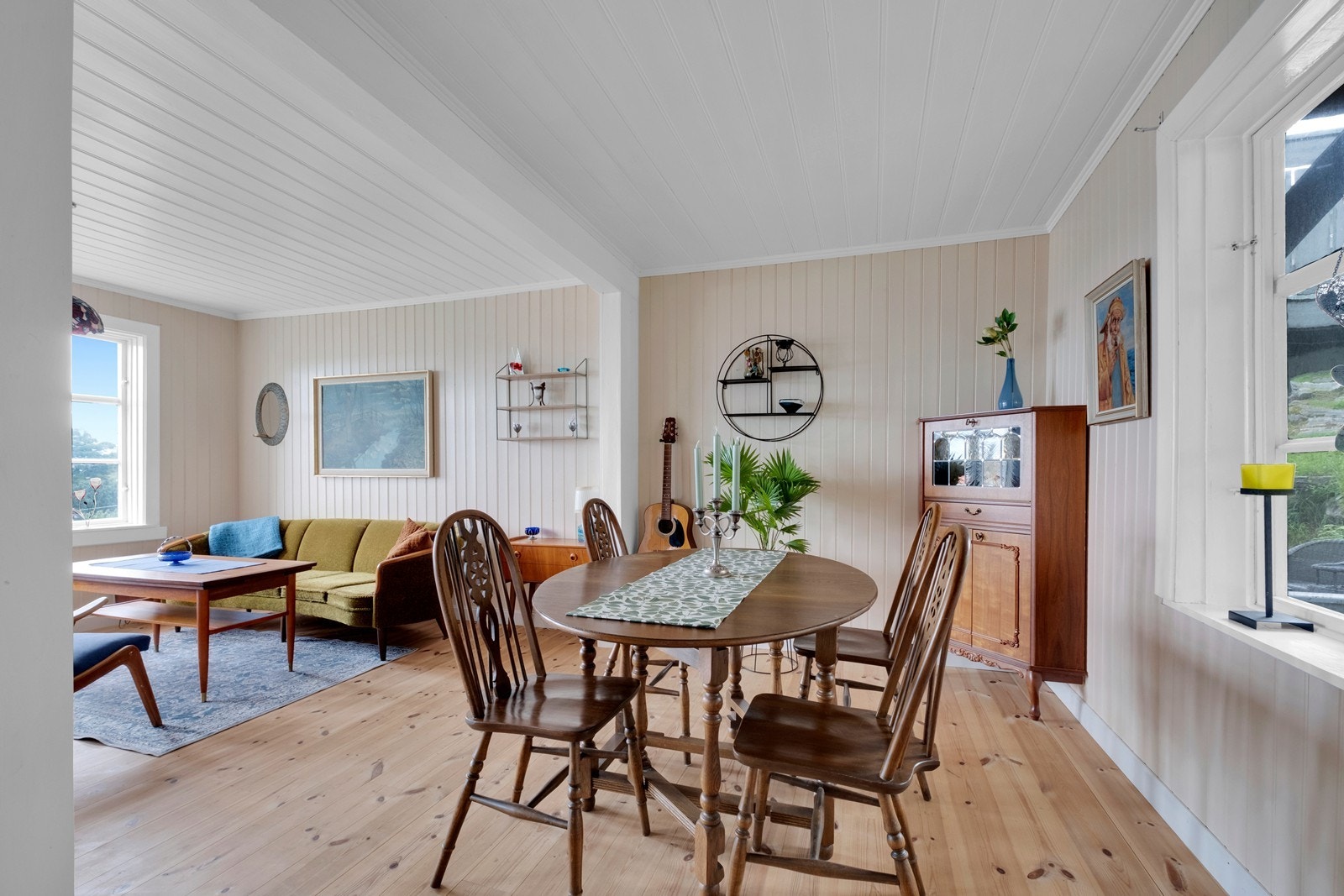 Oppe i 2. etasje kommer man inn i en romslig stue/ spisestue med gjennomgående planløsning som slipper inn lys fra begge sider. Galleribilde