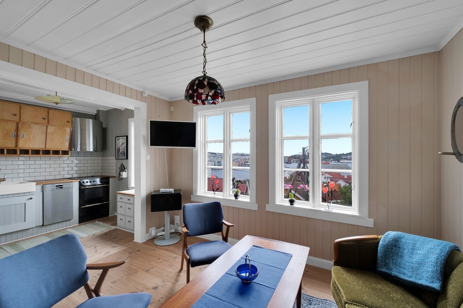 Her kan man sitte og nyte utsikten fra middagsbordet eller sofakroken. Galleribilde