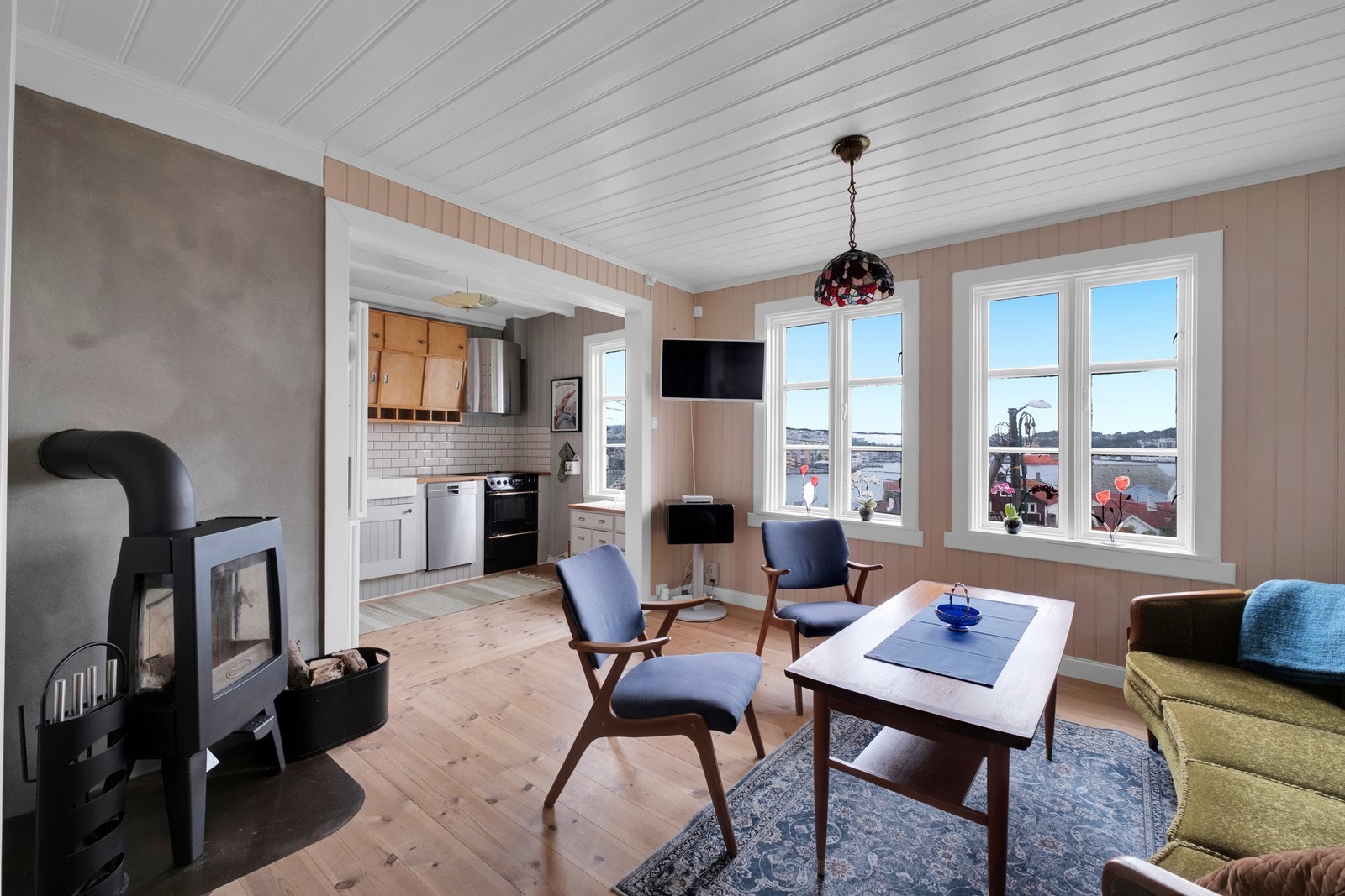 Stuen har peisovn montert, åpen løsning til kjøkken og fantastisk utsikt mot havnebassenget og Kirklandet. Galleribilde