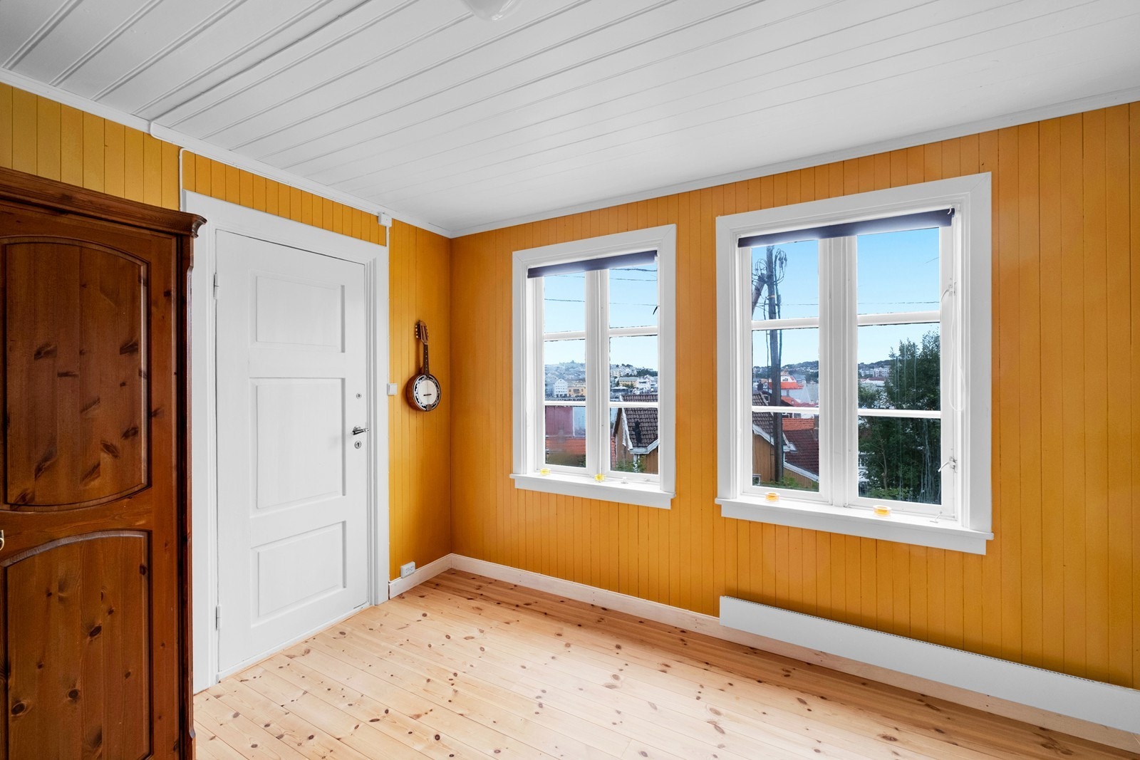 Hovedsoverommet har vinduer mot byen og Kirklandet og egen dør direkte til badet. Galleribilde